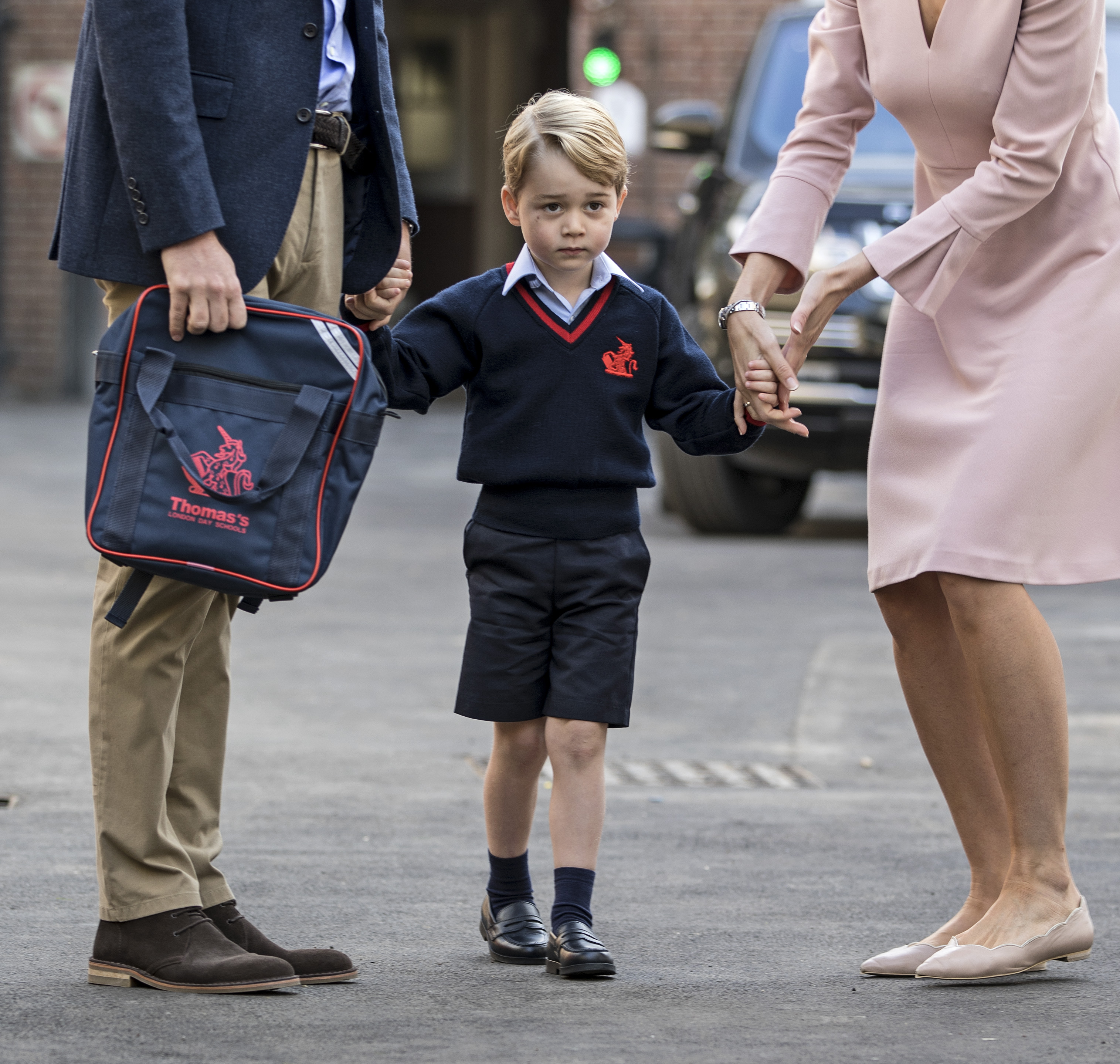 Einen direkteren Vorgeschmack auf Georges Meilenstein in Eton gab es am 7. September, als der 4-Jährige zu seinem ersten Tag an der Thomas’s Battersea ankam. Neun Jahre später sollte ein weiterer erster Schultag zeigen, wie sehr er sich verändert hatte.