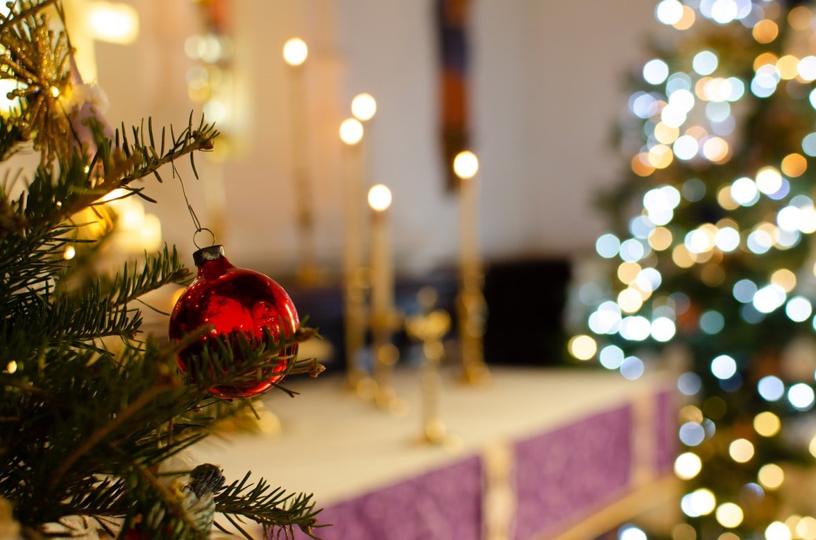 Sally ging mit den Kindern zur Weihnachtsmesse in die Kirche | Quelle: Unsplash