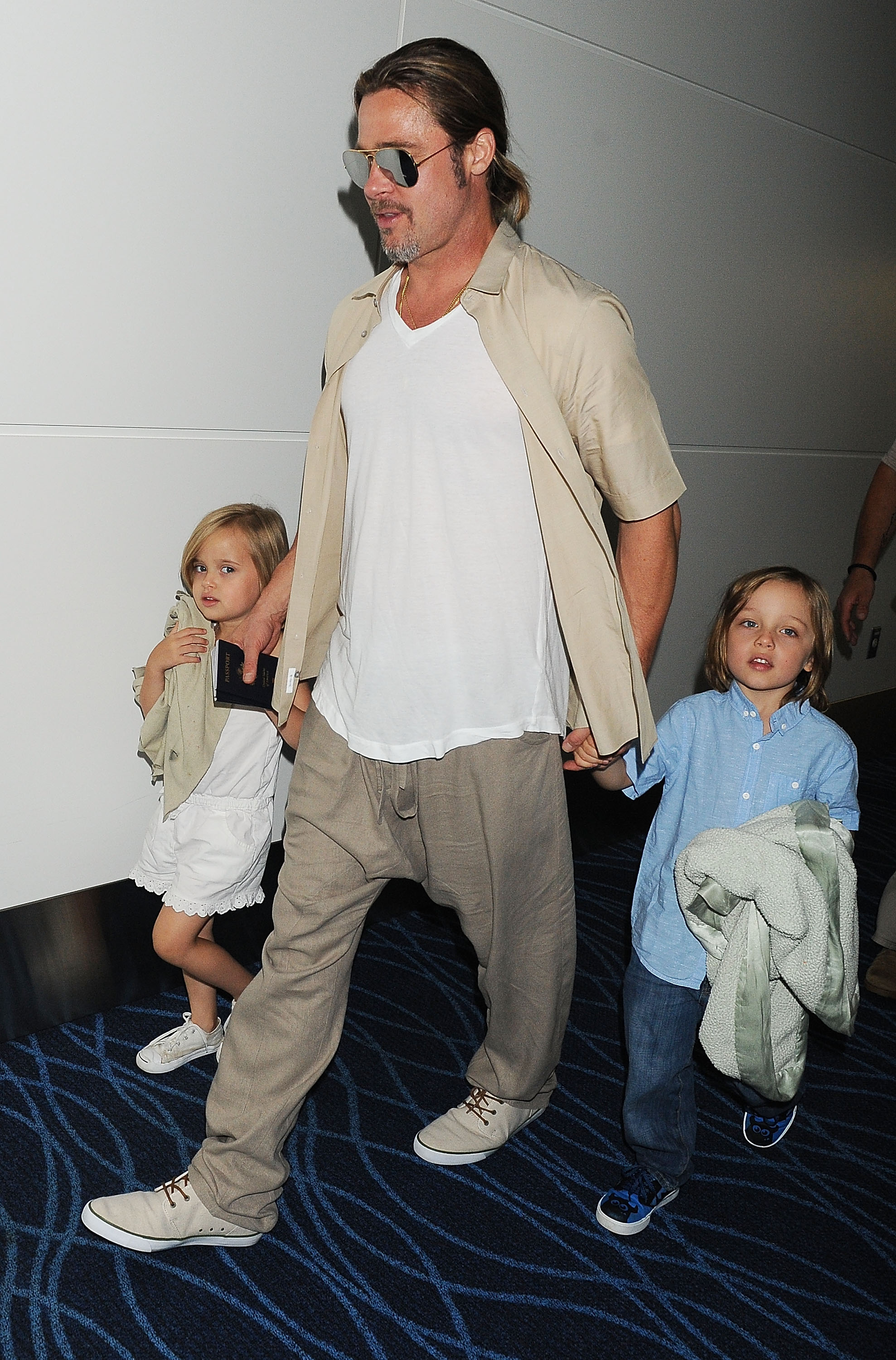 Brad Pitt, Knox Jolie-Pitt und Vivienne Jolie-Pitt in Tokio, Japan, am 30. Juli 2013. | Quelle: Getty Images