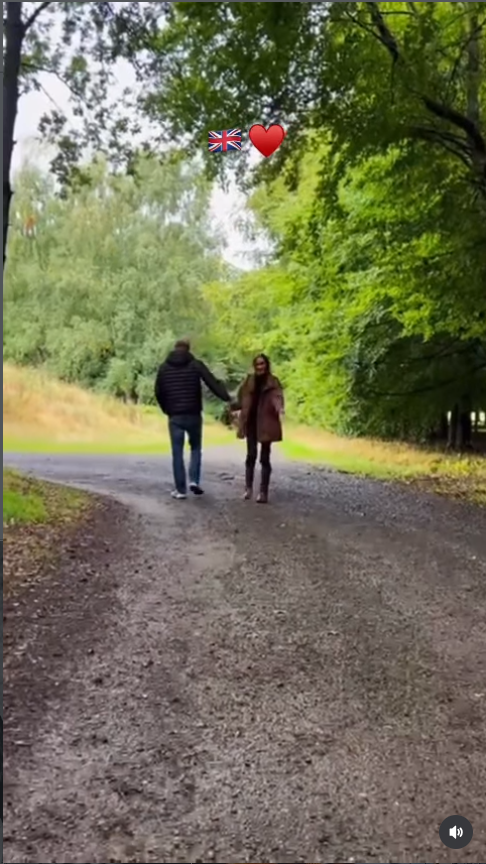 Harry und Meghan wirken ganz entspannt, als sie Hand in Hand durch die grüne Landschaft spazieren – einer der intimsten Momente ihres Familienurlaubs in Großbritannien. Diese ruhige Szene steht im Kontrast zu dem Trubel, der kurz darauf an einer anderen Stelle im Video ausbrach, als die Zuschauer begannen, genau auf Archie zu hören. | Quelle: Instagram/meghan