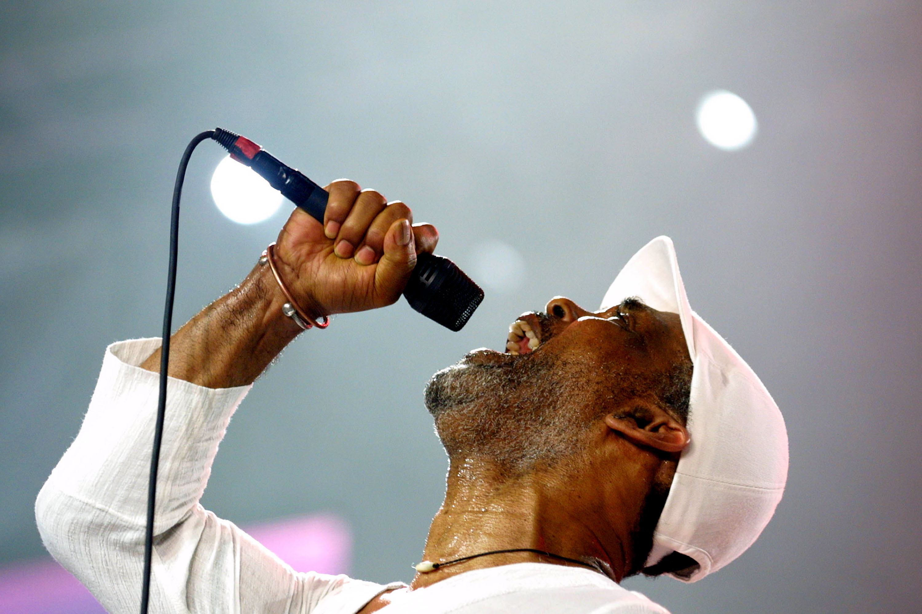 Frankie Beverly von Frankie Beverly and Maze tritt zum Abschluss des 10. jährlichen Essence Festivals im New Orleans Superdome auf, am 4. Juli 2004 | Quelle: Getty Images