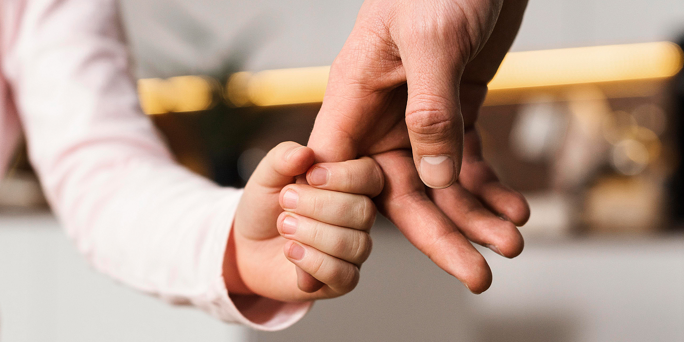 Ein kleines Mädchen hält die Hand ihres Vaters | Quelle: Freepik