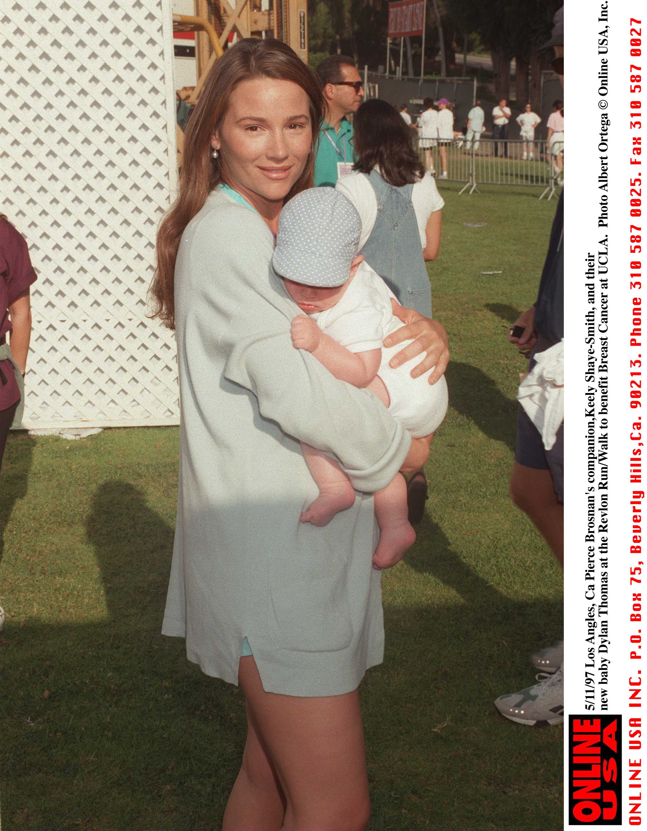 Die Dame und ihr Sohn beim Revlon Run/Walk zu Gunsten von Brustkrebs an der UCLA am 12. März 1997 | Quelle: Getty Images