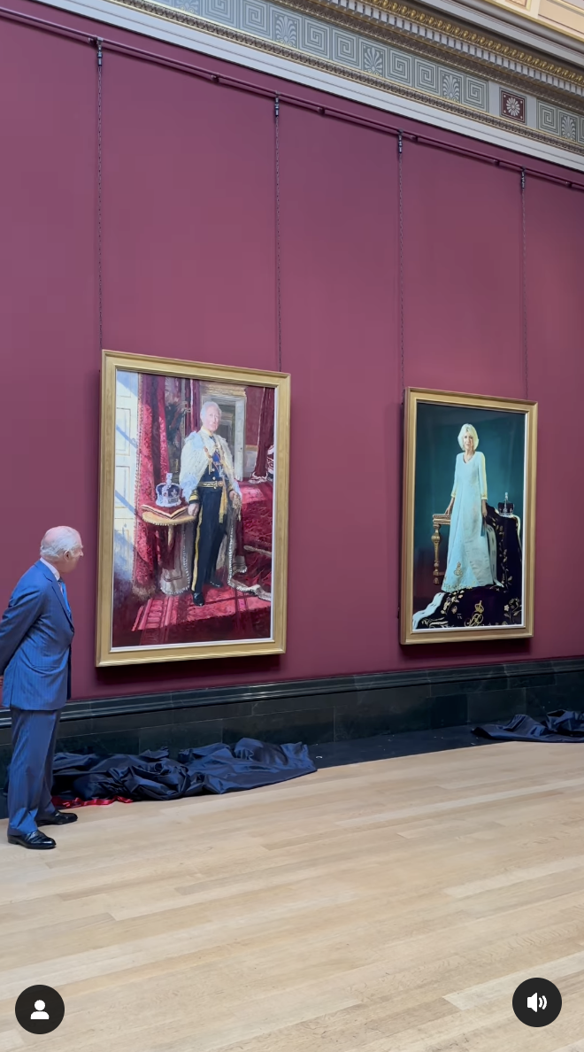 König Charles steht neben seinem Krönungsstaatsporträt vom 6. Mai 2025 | Quelle: Instagram/theroyalfamily