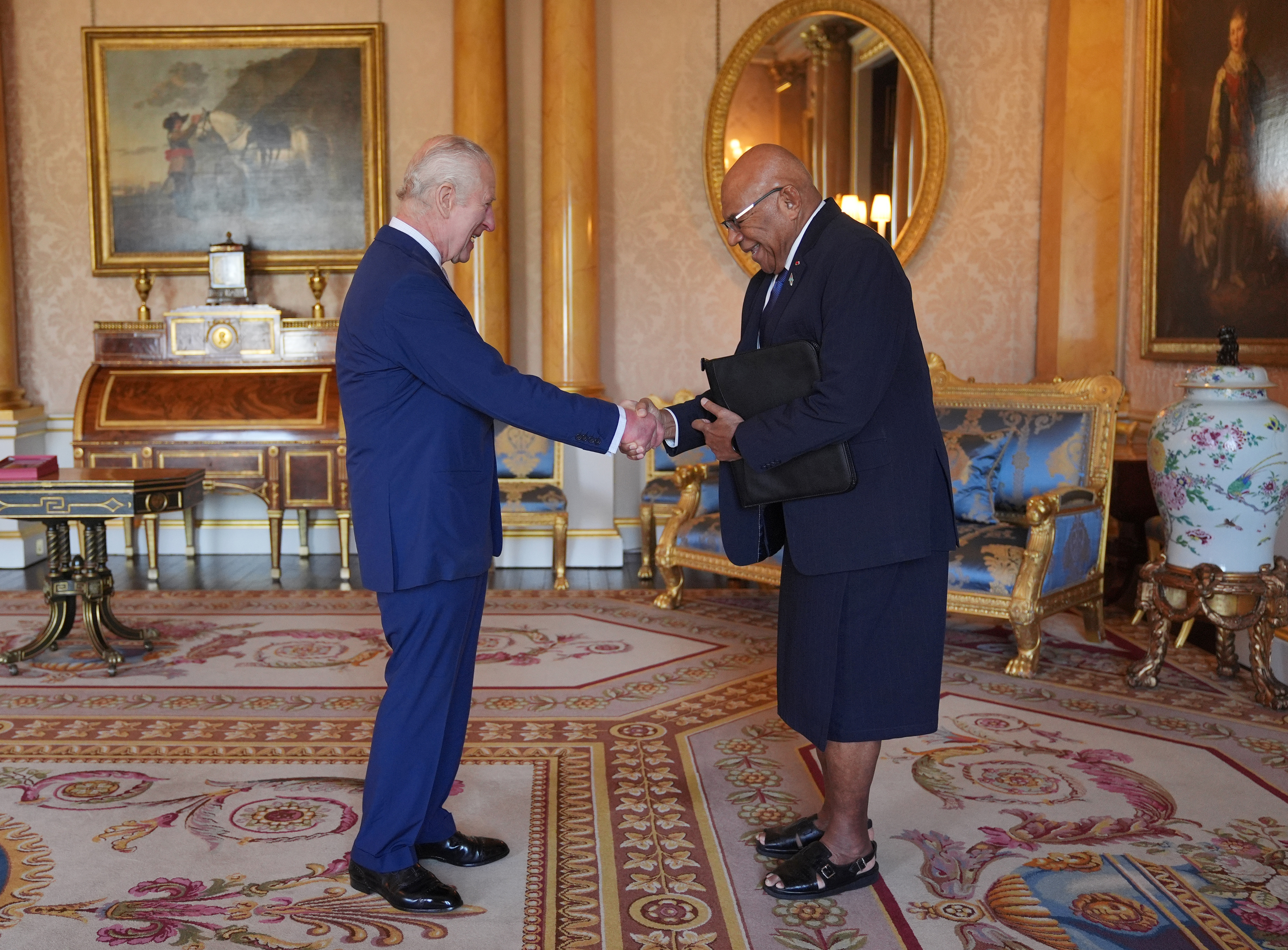 König Charles III. und der Premierminister von Fidschi Sitiveni Rabuka während einer Audienz im Buckingham Palace in London, England am 7. Mai 2024 | Quelle: Getty Images