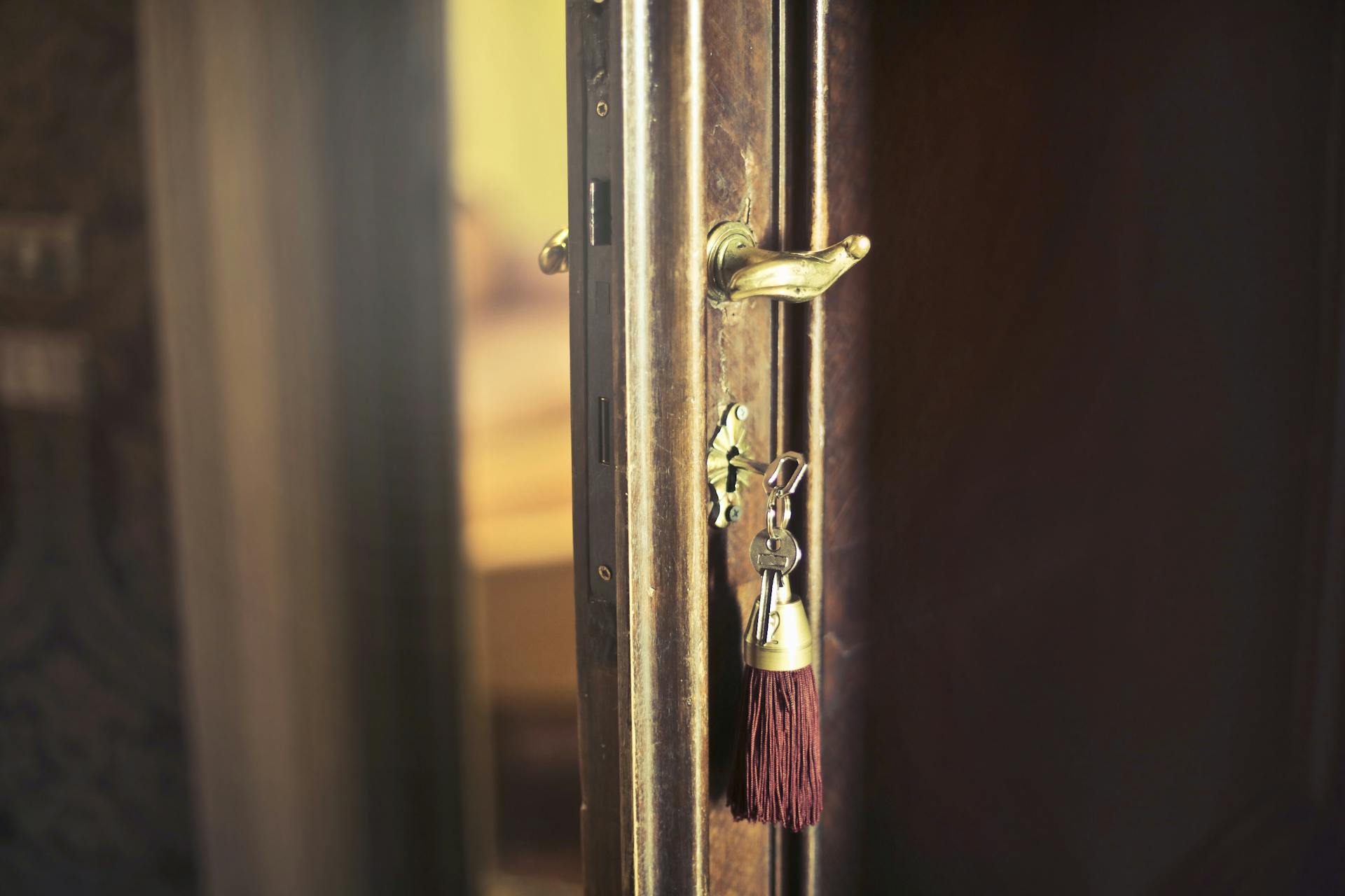 Ein Schlüssel, der an einer Tür hängt | Quelle: Pexels