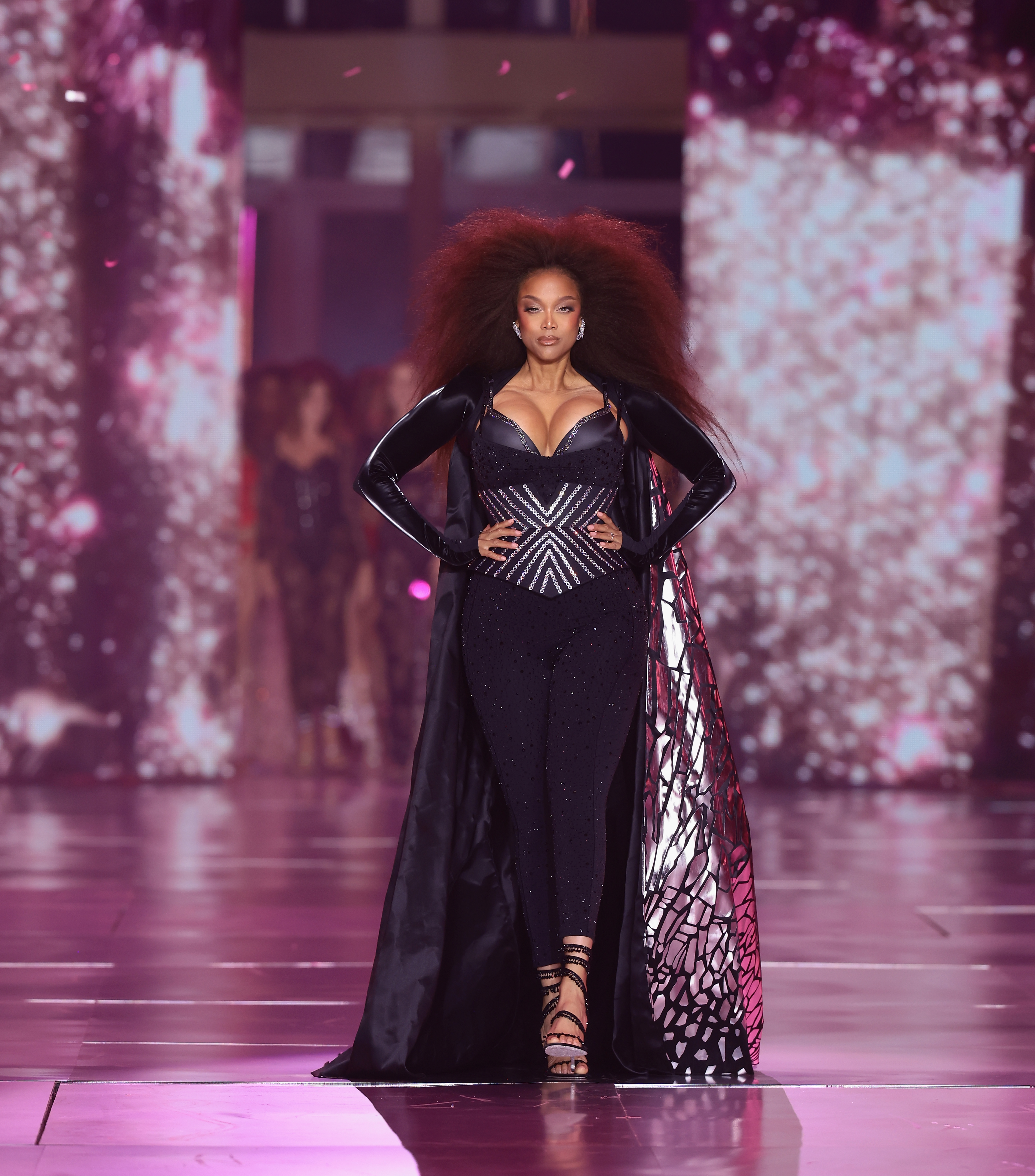 Tyra Banks läuft über den Laufsteg für die Victoria's Secret Fashion Show 2024 in New York City am 15. Oktober 2024 | Quelle: Getty Images