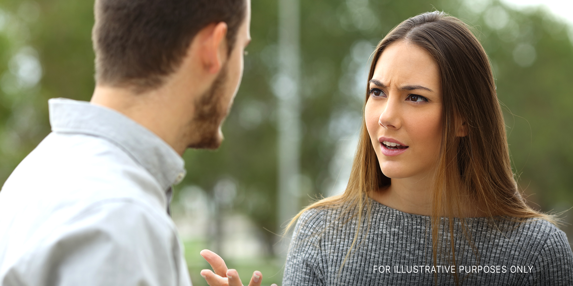 Schockierte Frau im Gespräch mit Mann | Quelle: Shutterstock
