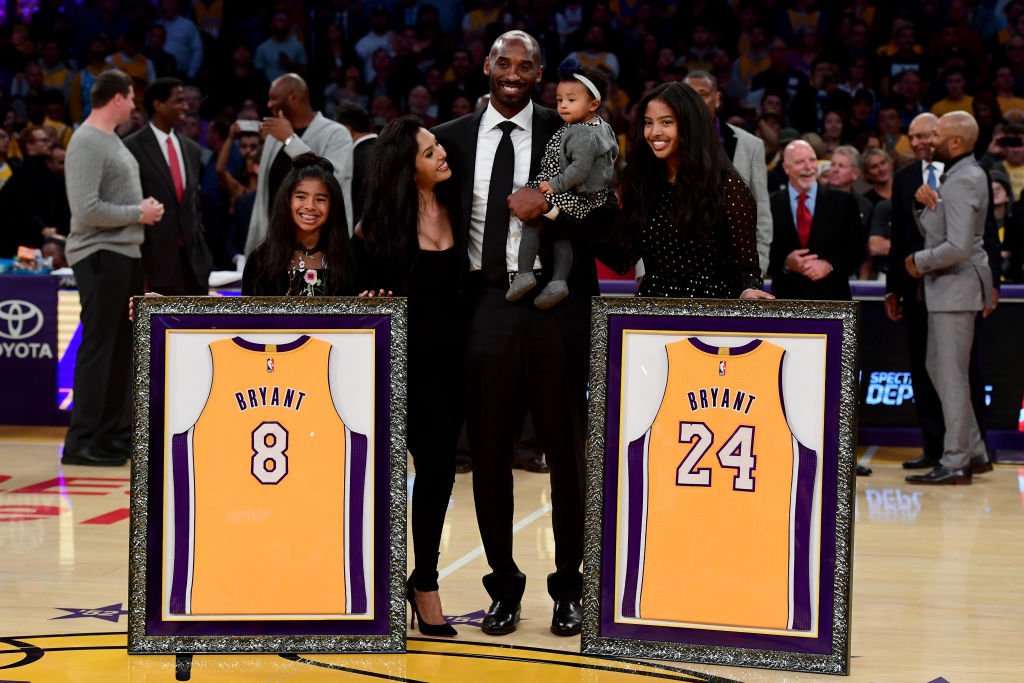 Gianna Bryant, Vanessa Bryant, Kobe Bryant, Bianka Bryant und Natalia Bryant posieren zur Halbzeit, nachdem seine Los Angeles Lakers-Trikots Nr. 8 und 24 am 18. Dezember 2017 ausgeschieden wurden | Quelle: Getty Images
