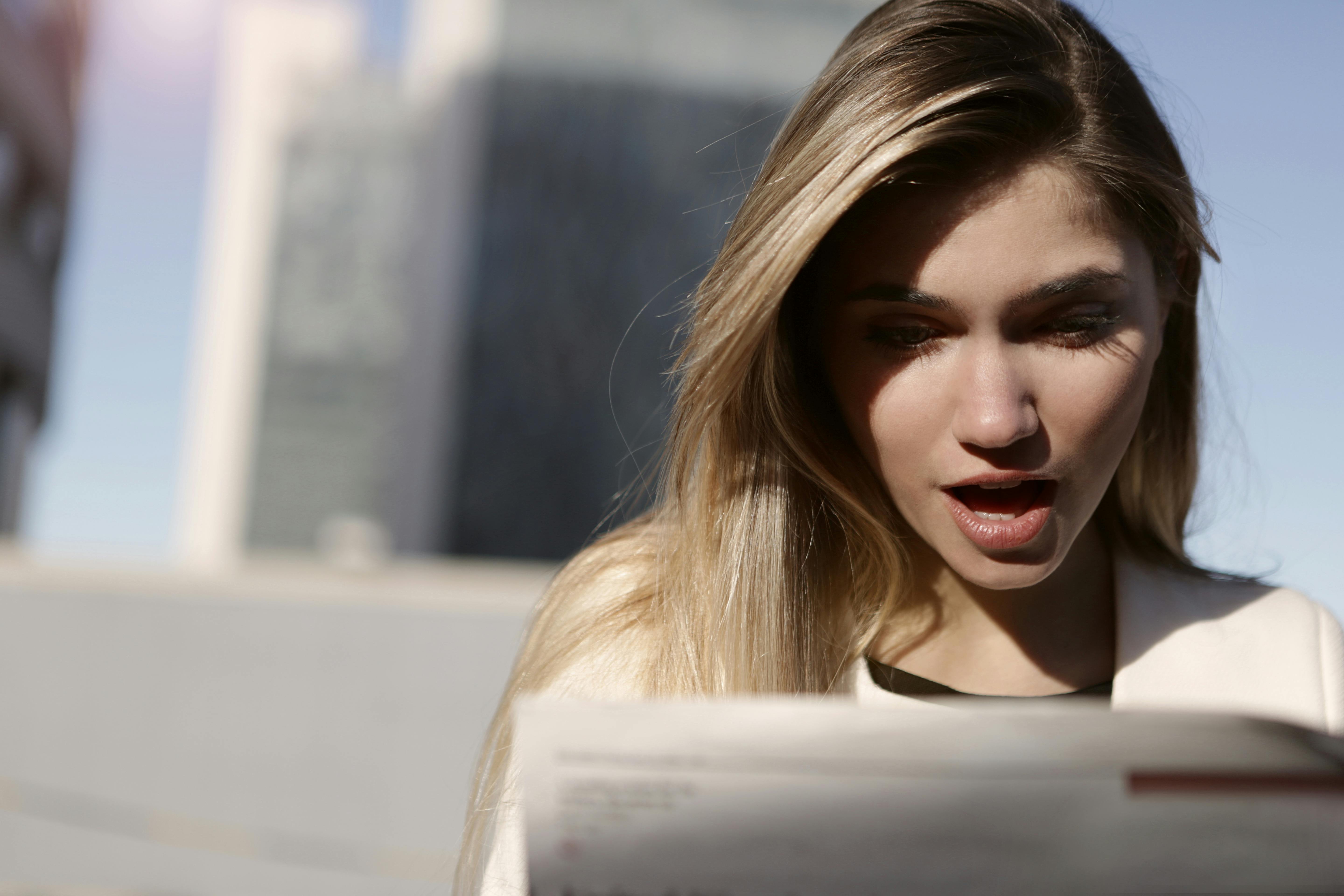 Zszokowana kobieta czytająca coś | Źródło: Pexels