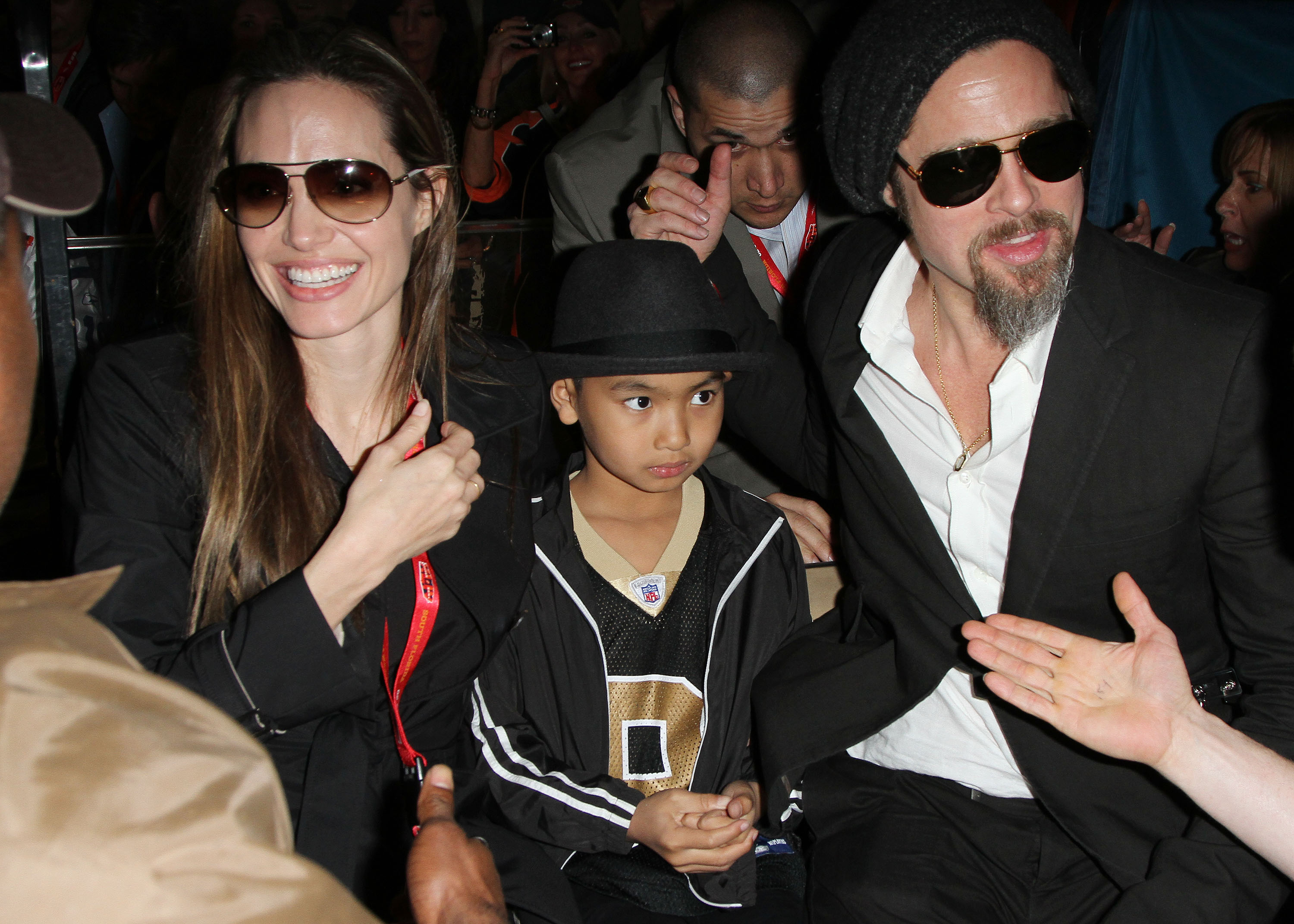 Angelina Jolie, Maddox und Brad Pitt beim Verlassen des Super Bowl XLIV am 7. Februar 2010 in Miami Gardens, Florida | Quelle: Getty Images