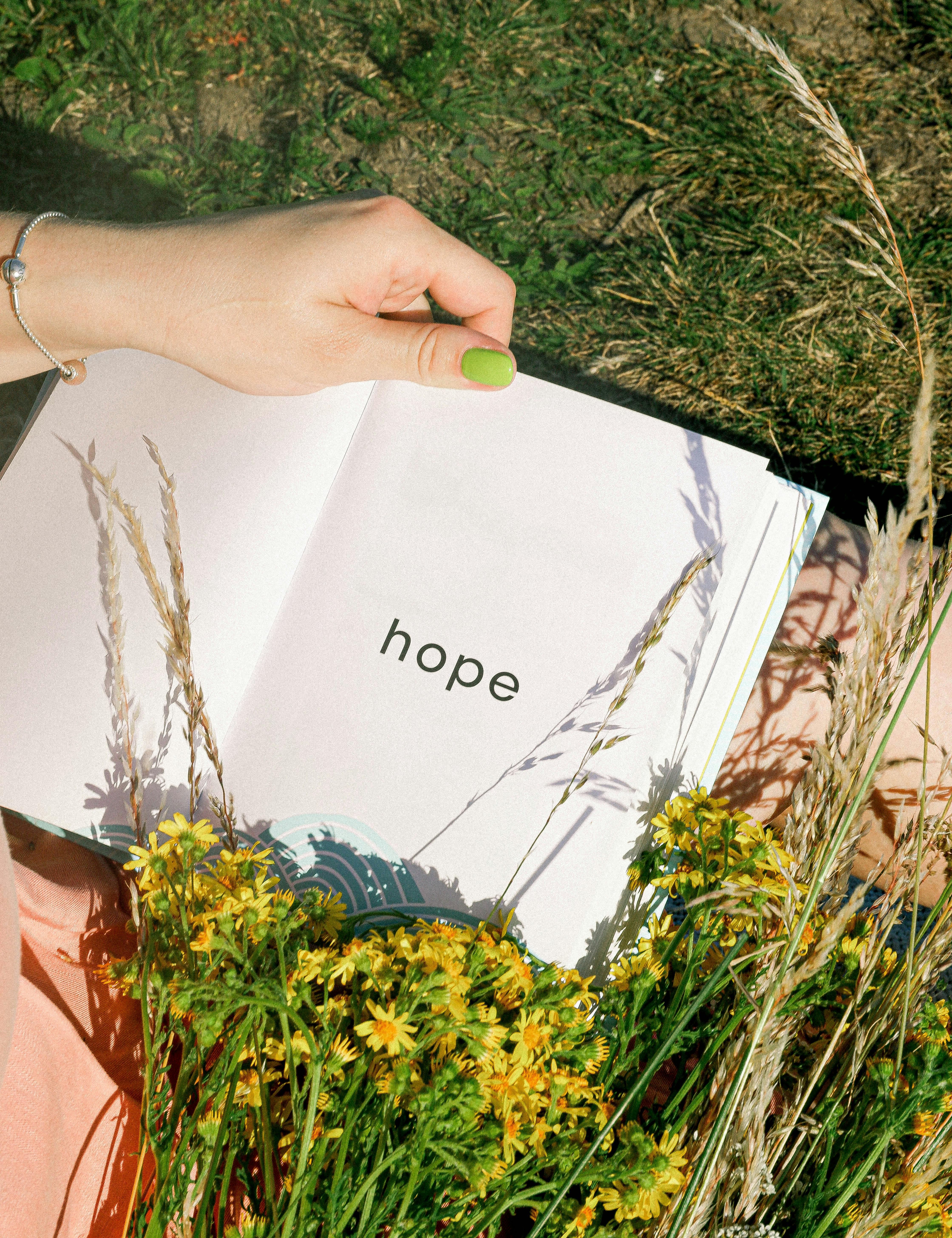 Das Wort "Hope" auf einem Buch | Quelle: Pexels