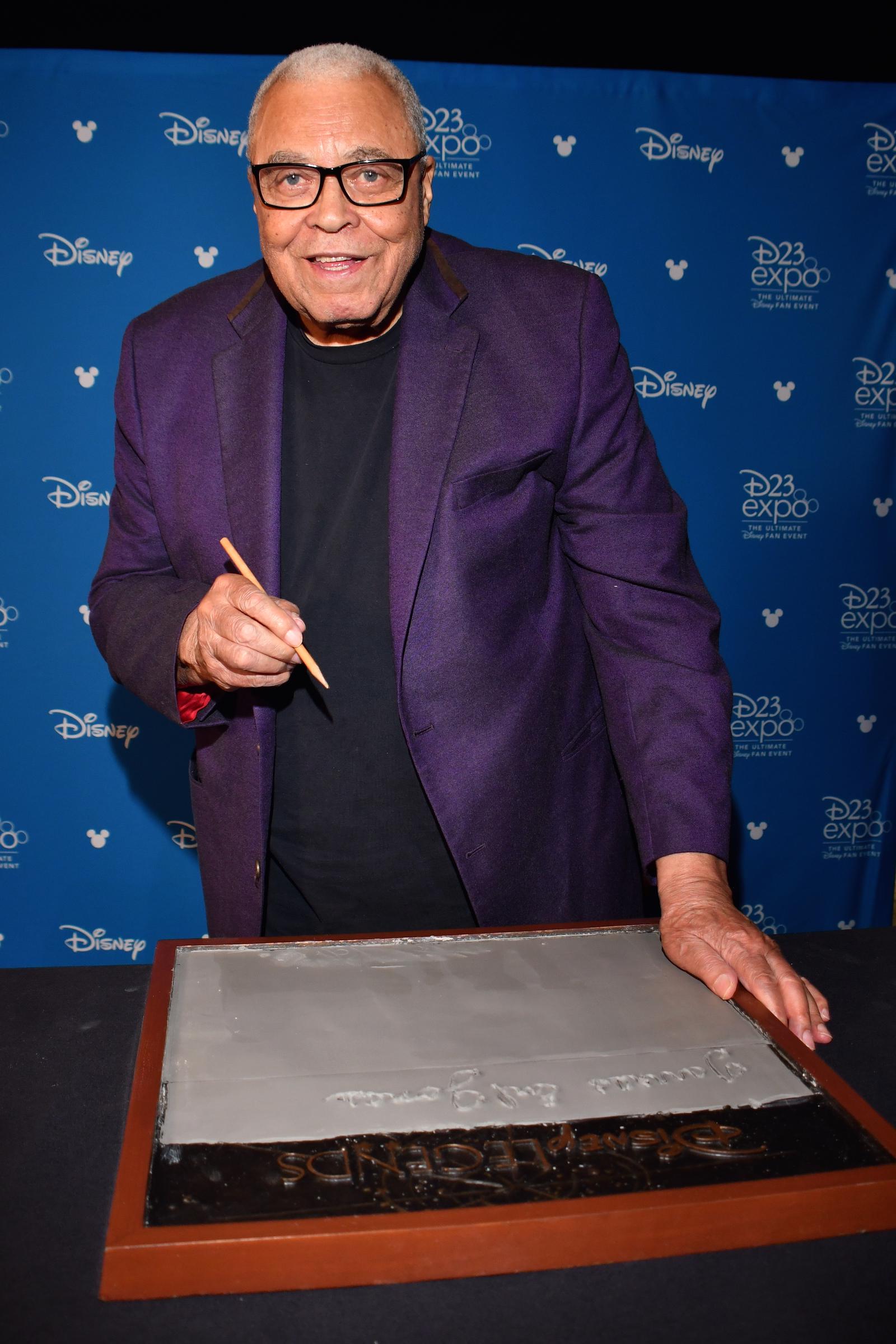 James Earl Jones beim Gießen seiner Hand in Zement für Disney während einer Veranstaltung am 10. Juli 2019 in Pawling, New York. | Quelle: Getty Images