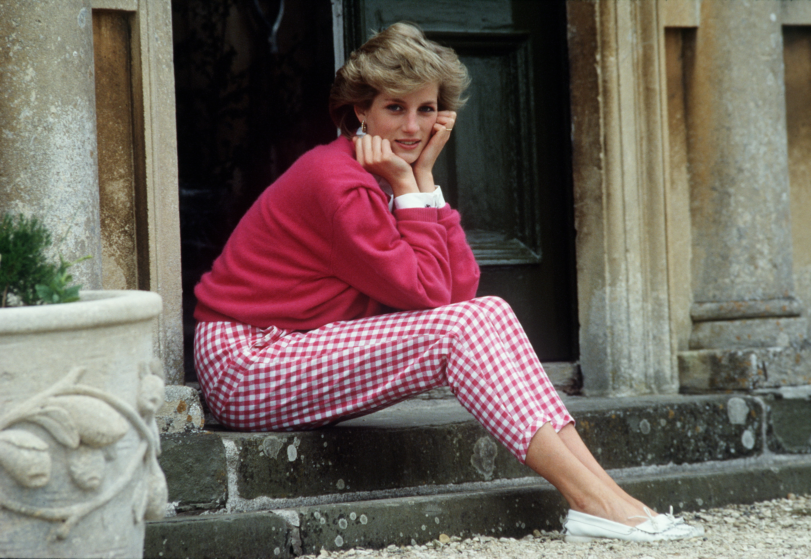 Diana, Prinzessin von Wales, sitzt am 18. Juli 1986 auf einer Treppe in ihrem Haus Highgrove House in Doughton, Gloucestershire | Quelle: Getty Images