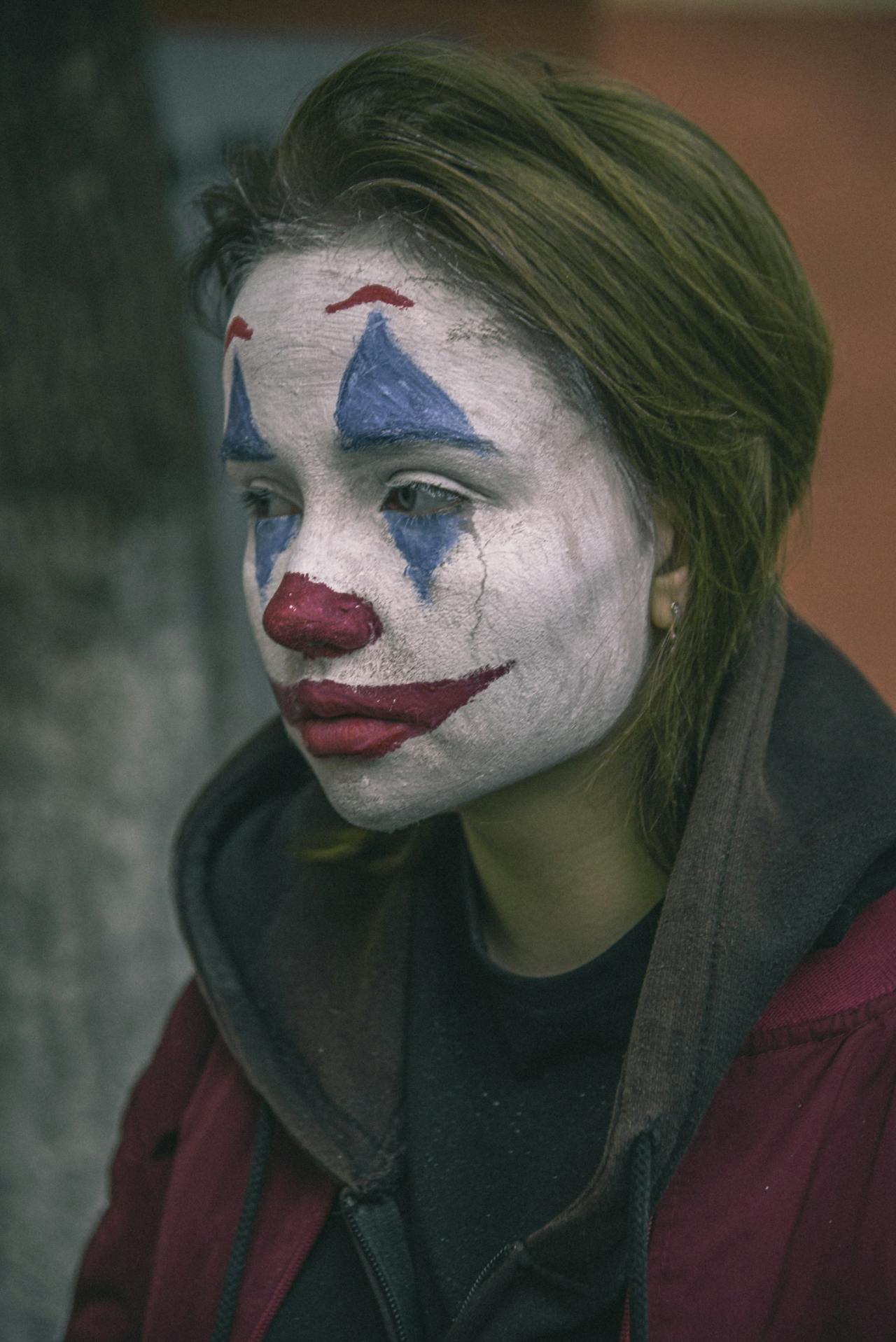 Eine verzweifelte Frau, deren Gesicht wie ein Clown bemalt ist | Quelle: Pexels