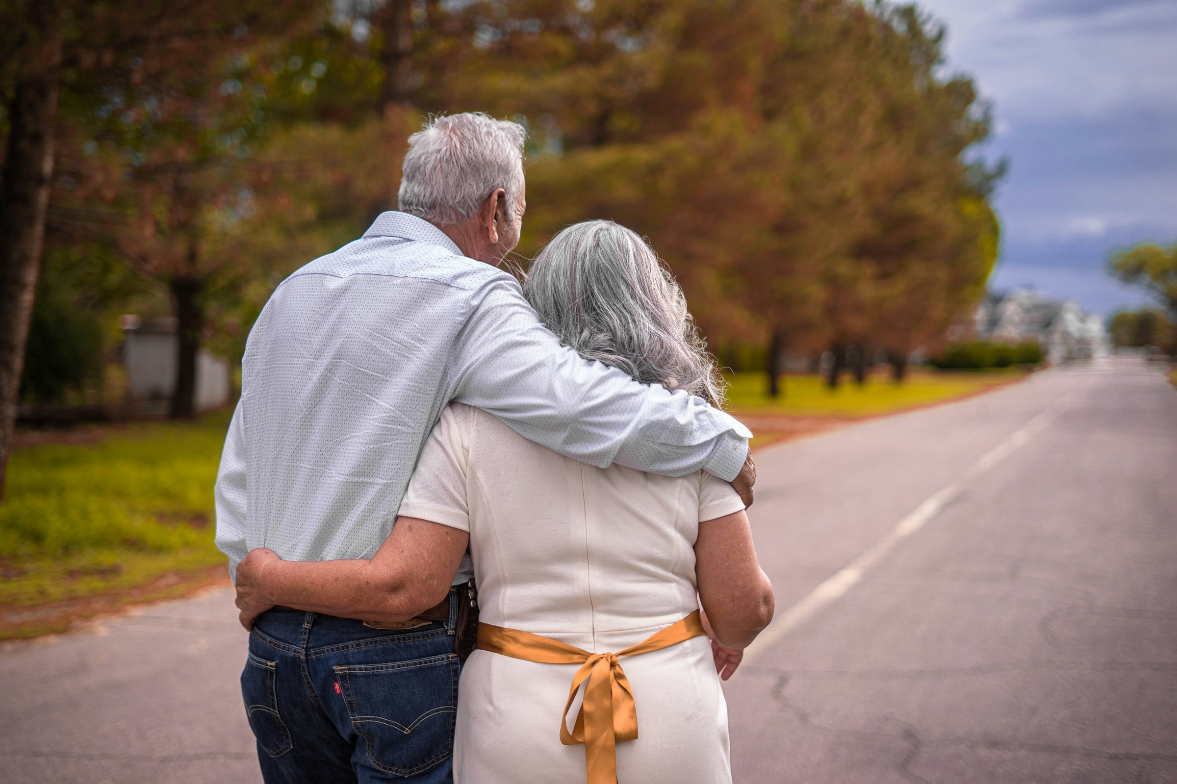 Ein älteres Paar, das auf einer Straße steht | Quelle: Pexels