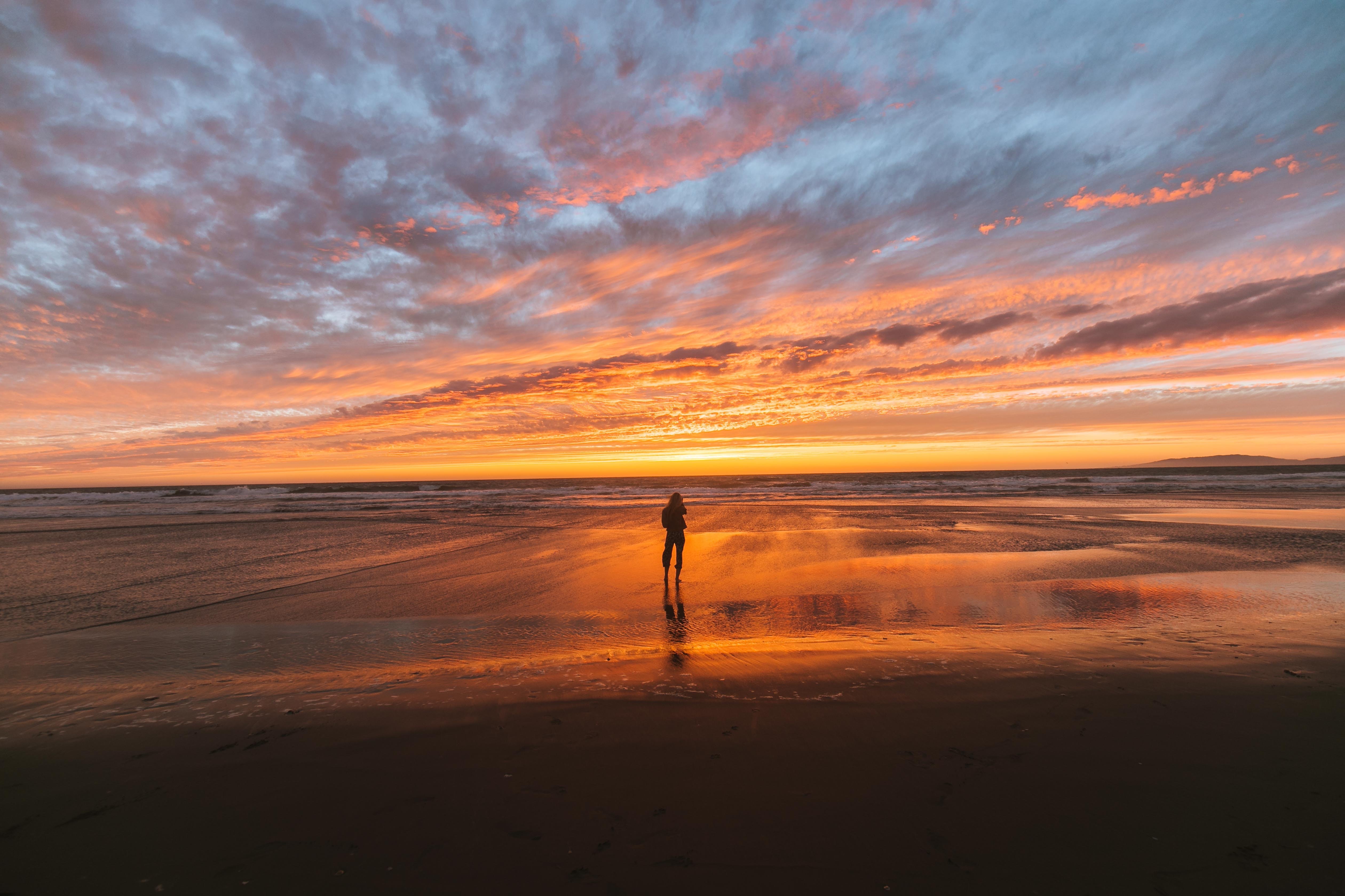 Linda fand sich am Strand wieder, als die Sonne aufging | Quelle: Pexels