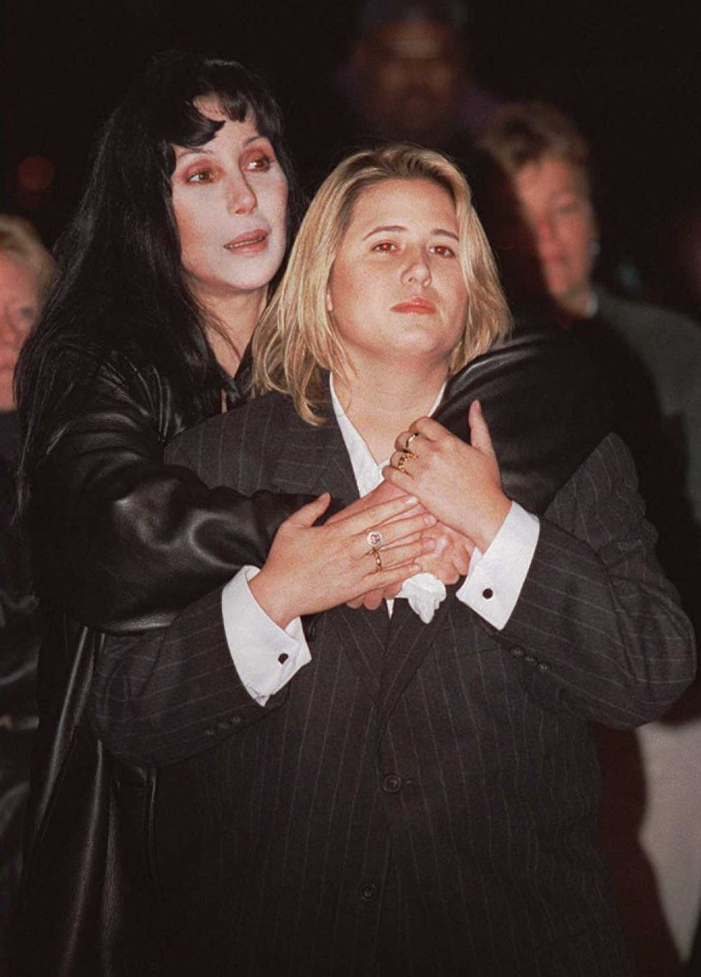 Cher tröstet Chastity Bono während einer Kundgebung zum "National Coming Out Day" in Washington DC am 11. Oktober 1996. | Quelle: Getty Images