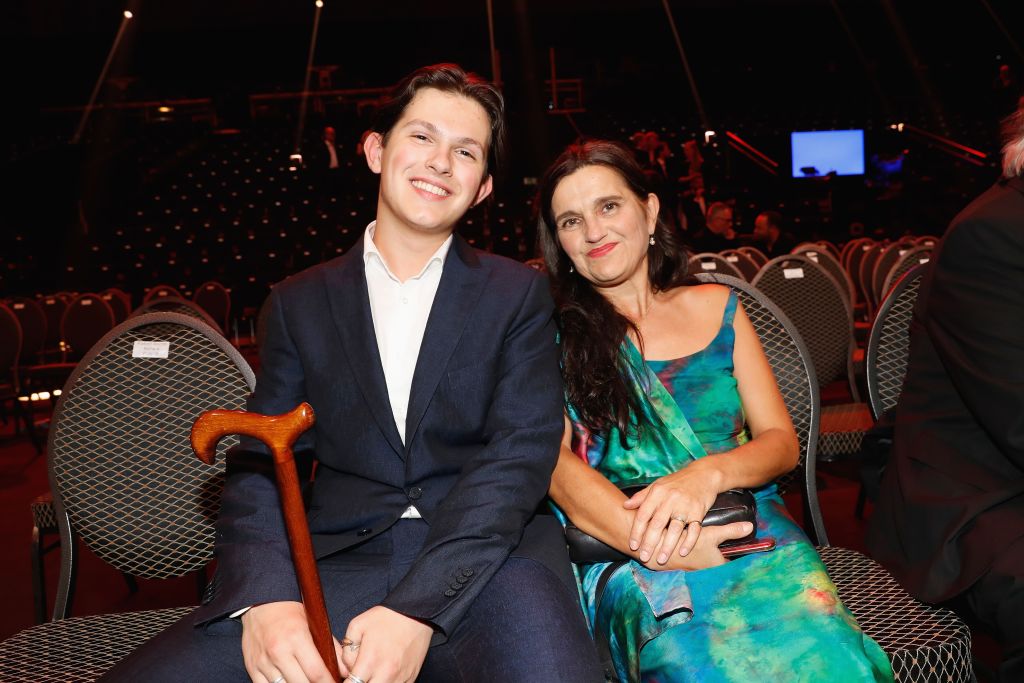 Julius Adorf und Stella Adorf auf der Bühne bei der Verleihung des Deutschen Filmpreises „Lola“ im Palais am Funkturm am 1. Oktober 2021 in Berlin | Quelle: Getty Images