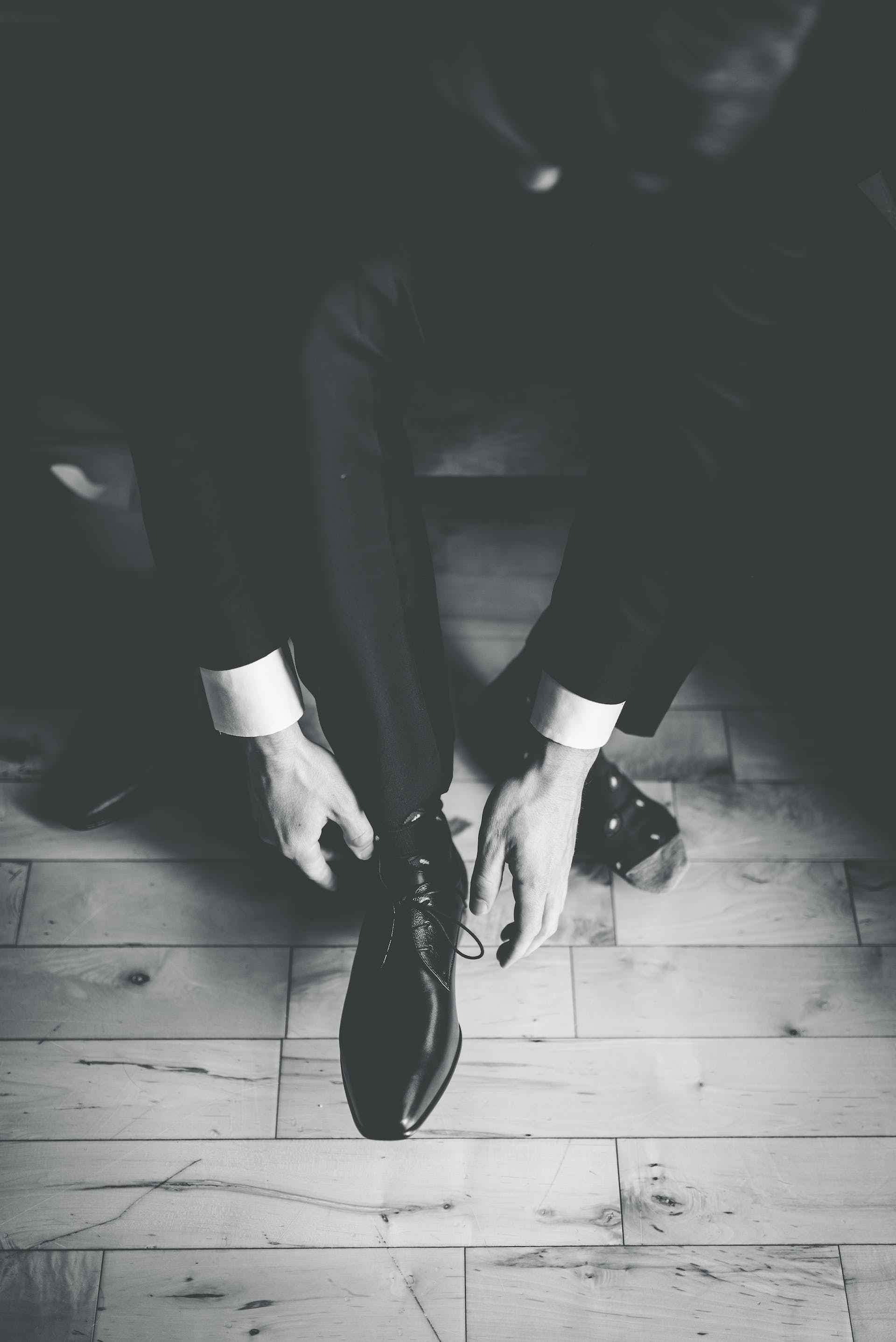 Person, die Schuhe anzieht | Quelle: Pexels