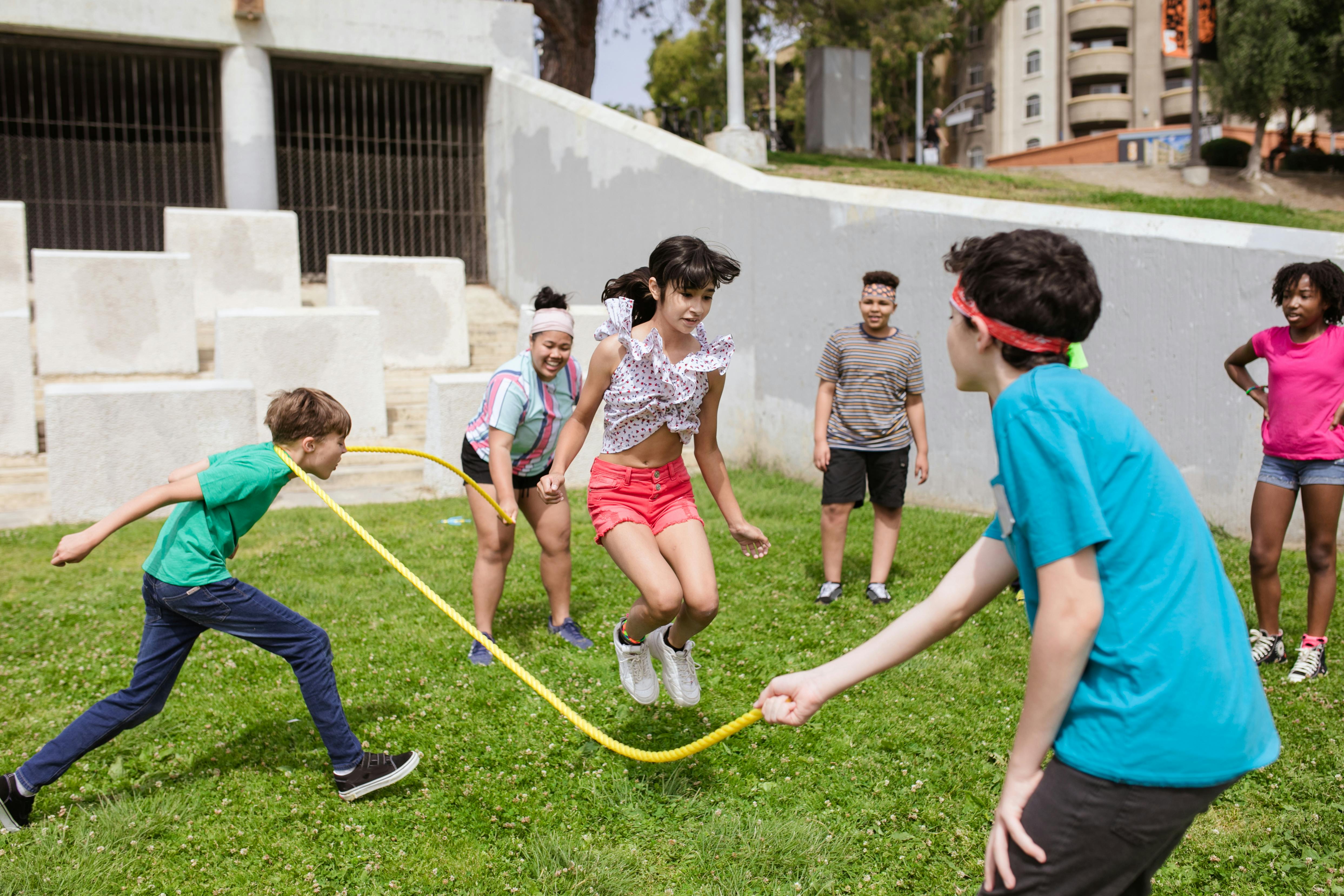 Eine Gruppe von Kindern spielt Seilspringen | Quelle: Pexels