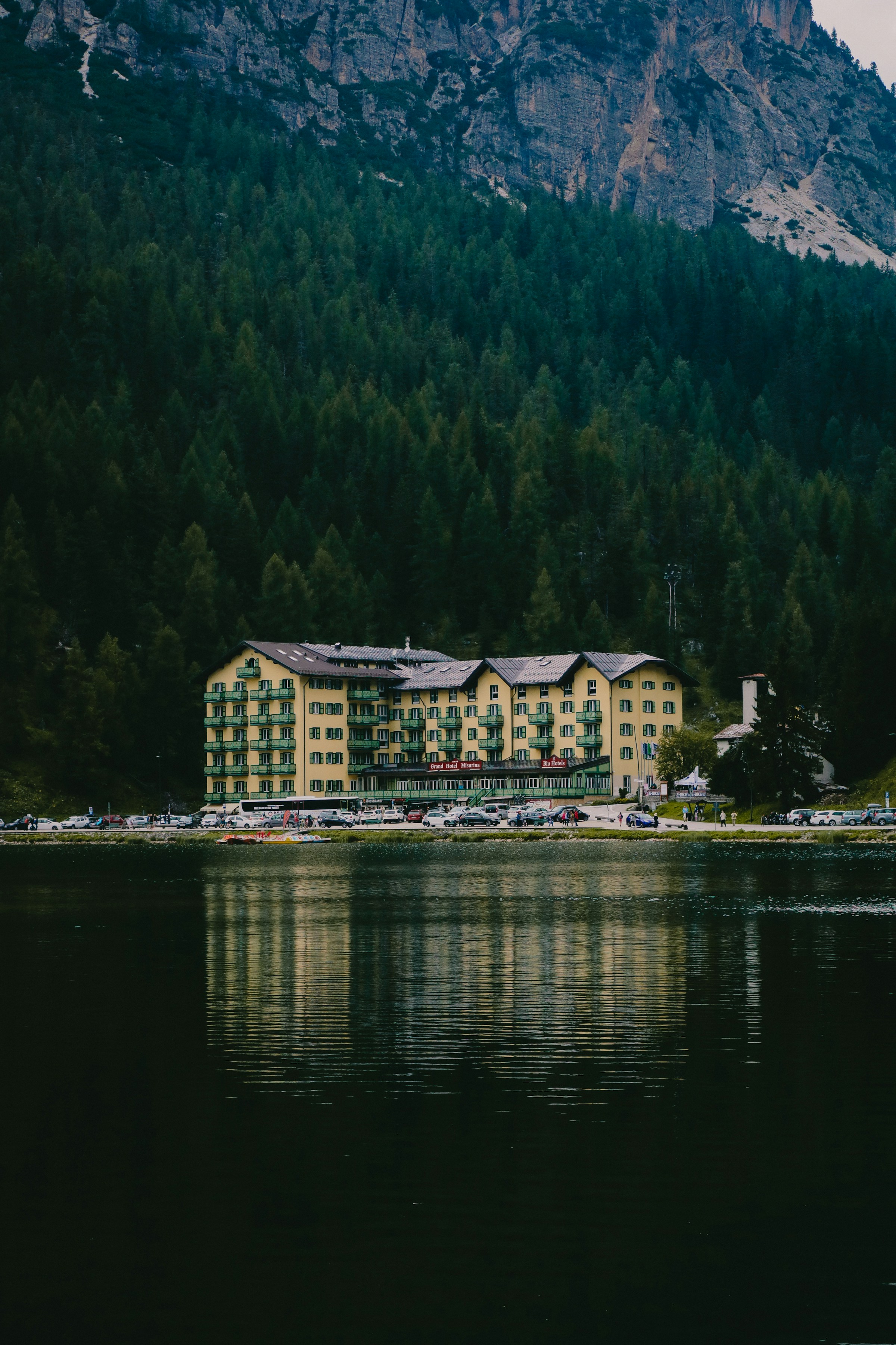 Ein Hotel am See | Quelle: Unsplash