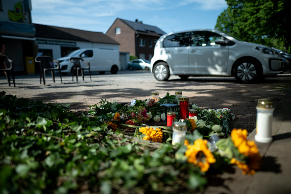 Kerzen und Blumen am Unfallort nahe der Schule in Dinslaken, 27. Mai 2026. | Quelle: Getty Images