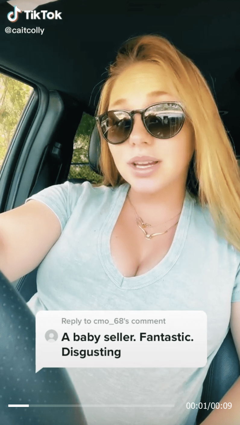 TikToker Caitlyn C hat ein Video geteilt, das die abscheulichen Kommentare der Leute über ihre Entscheidung, eine Leihmutter zu sein, enthüllt. | Quelle: Tiktok/caitcolly
