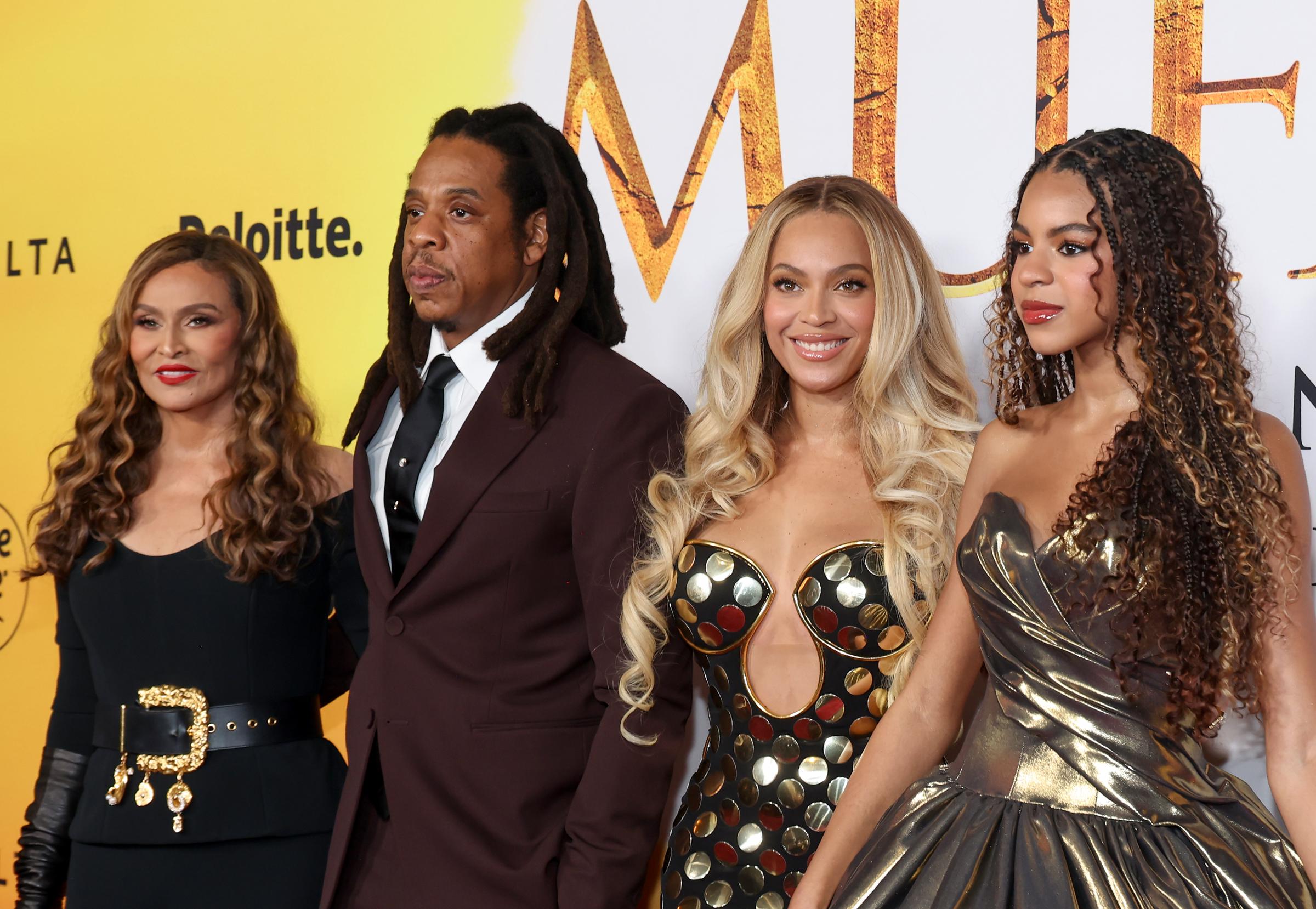 Tina Knowles, Jay-Z, Beyoncé und Blue Ivy Carter besuchen die Los Angeles-Premiere von Disneys „Mufasa: The Lion King“ im Dolby Theatre am 9. Dezember 2024 in Hollywood, Kalifornien | Quelle: Getty Images