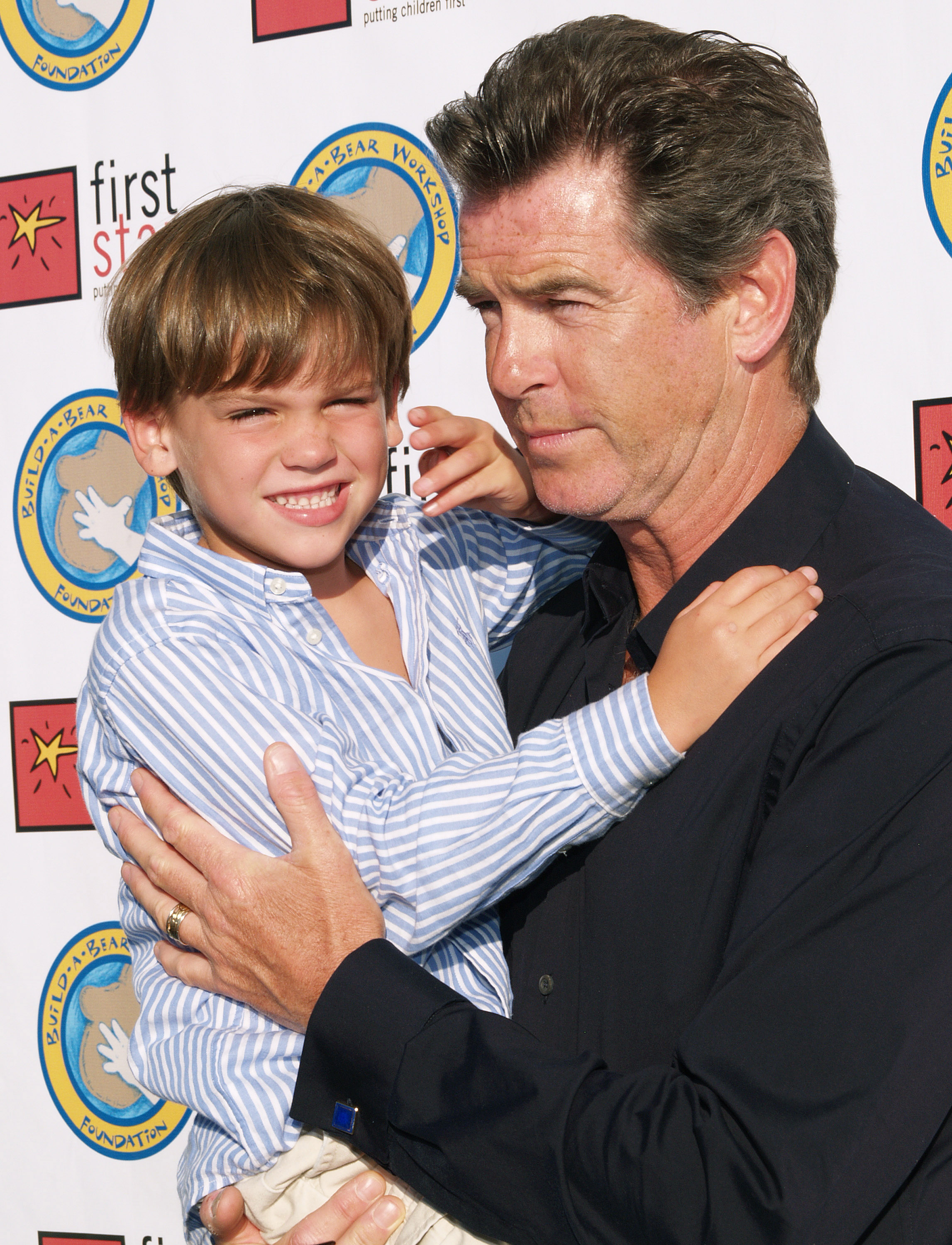 Pierce Brosnan und Paris Brosnan während der First Star's "Celebration for Children's Rights" Benefizveranstaltung in Santa Monica, Kalifornien | Quelle: Getty Images