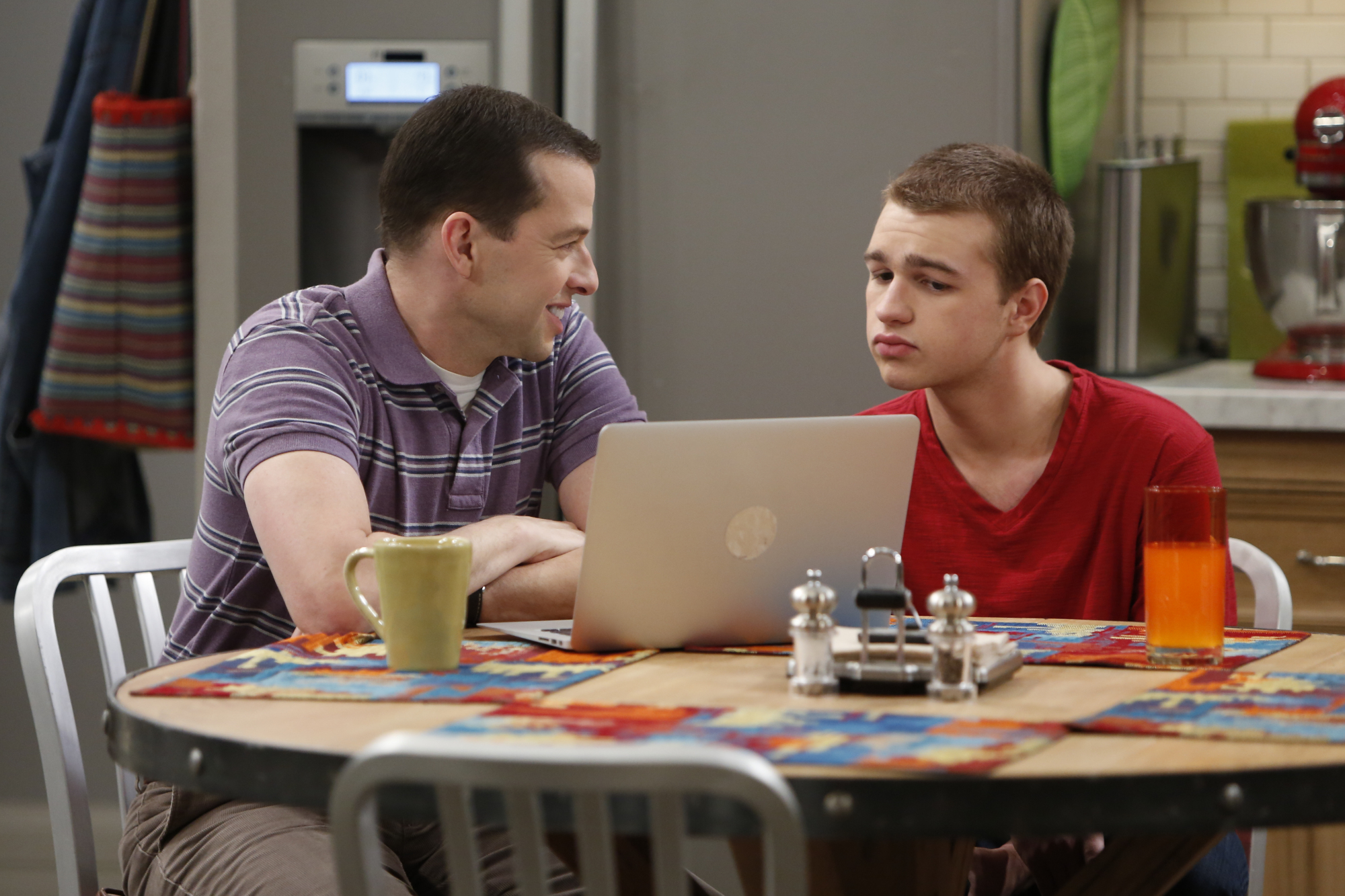 Jon Cryer und Angus T. Jones am Set von "Two and a Half Men", 2013 | Quelle: Getty Images