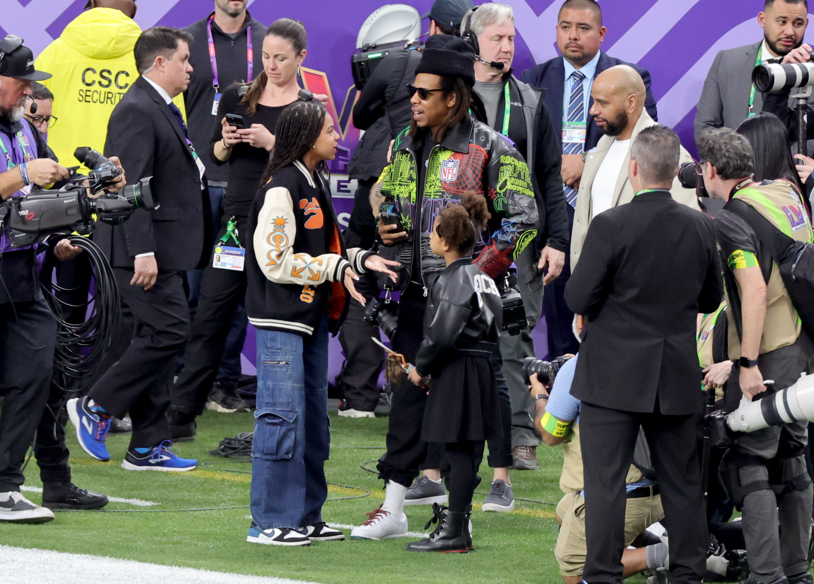 Jay-Z mit seinen Töchtern Blue Ivy und Rumi Carter vor dem Super Bowl LVIII zwischen den San Francisco 49ers und den Kansas City Chiefs am 11. Februar 2024 in Las Vegas, Nevada | Quelle: Getty Images