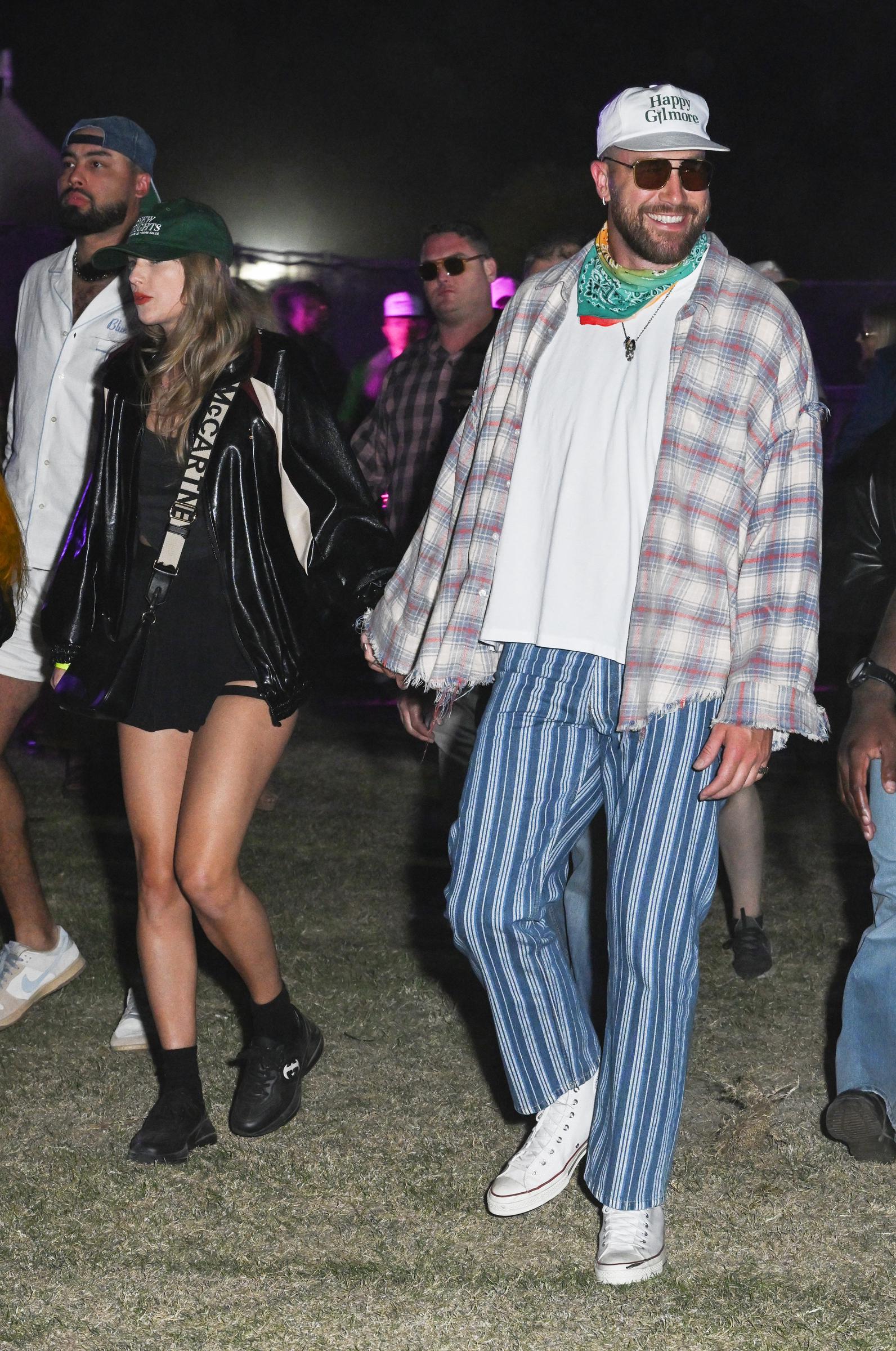 Taylor Swift und Travis Kelce auf dem Coachella Music and Arts Festival in Thermal, Kalifornien am 13. April 2024 | Quelle: Getty Images