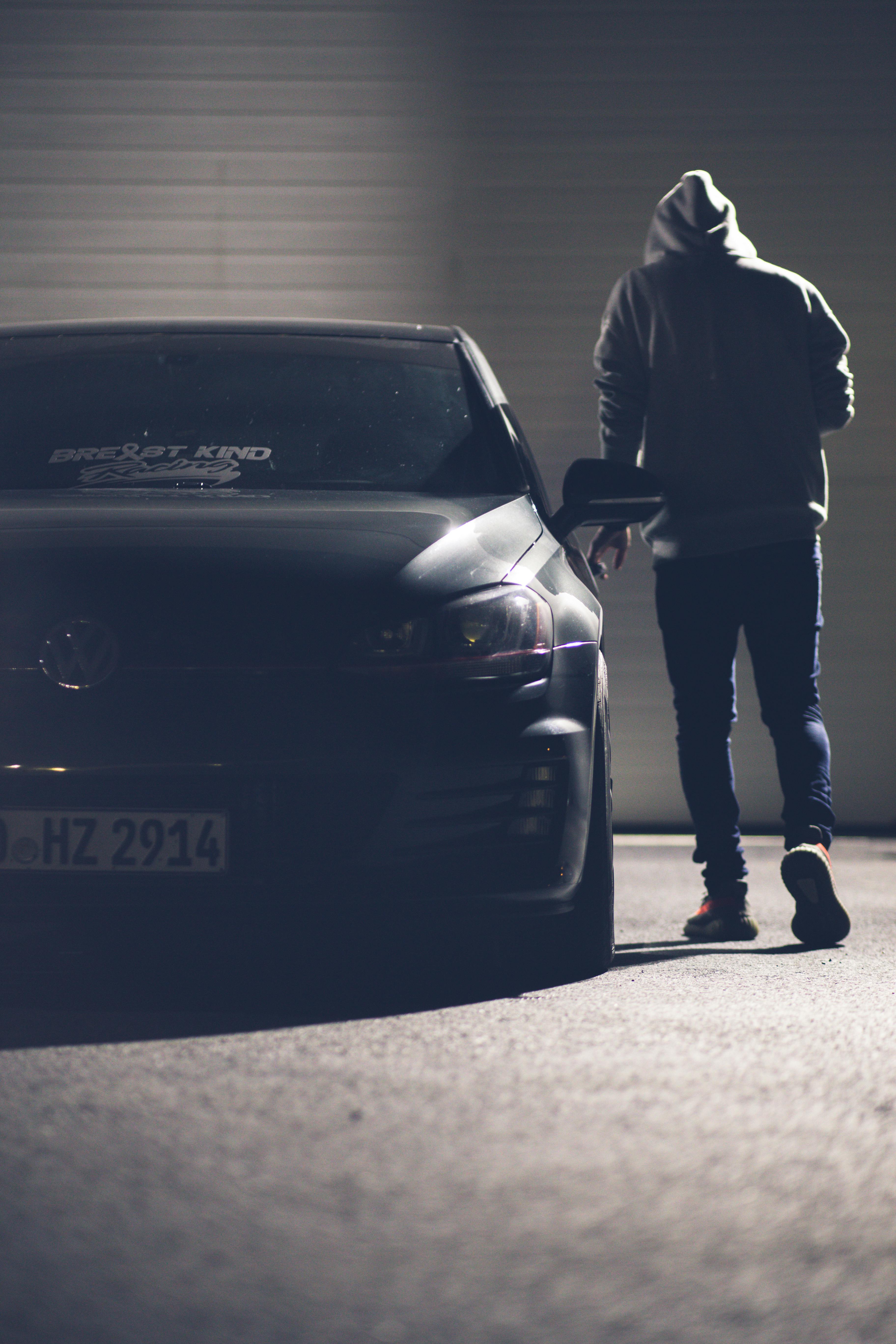 Ein Mann auf dem Weg zu einem Auto | Quelle: Pexels