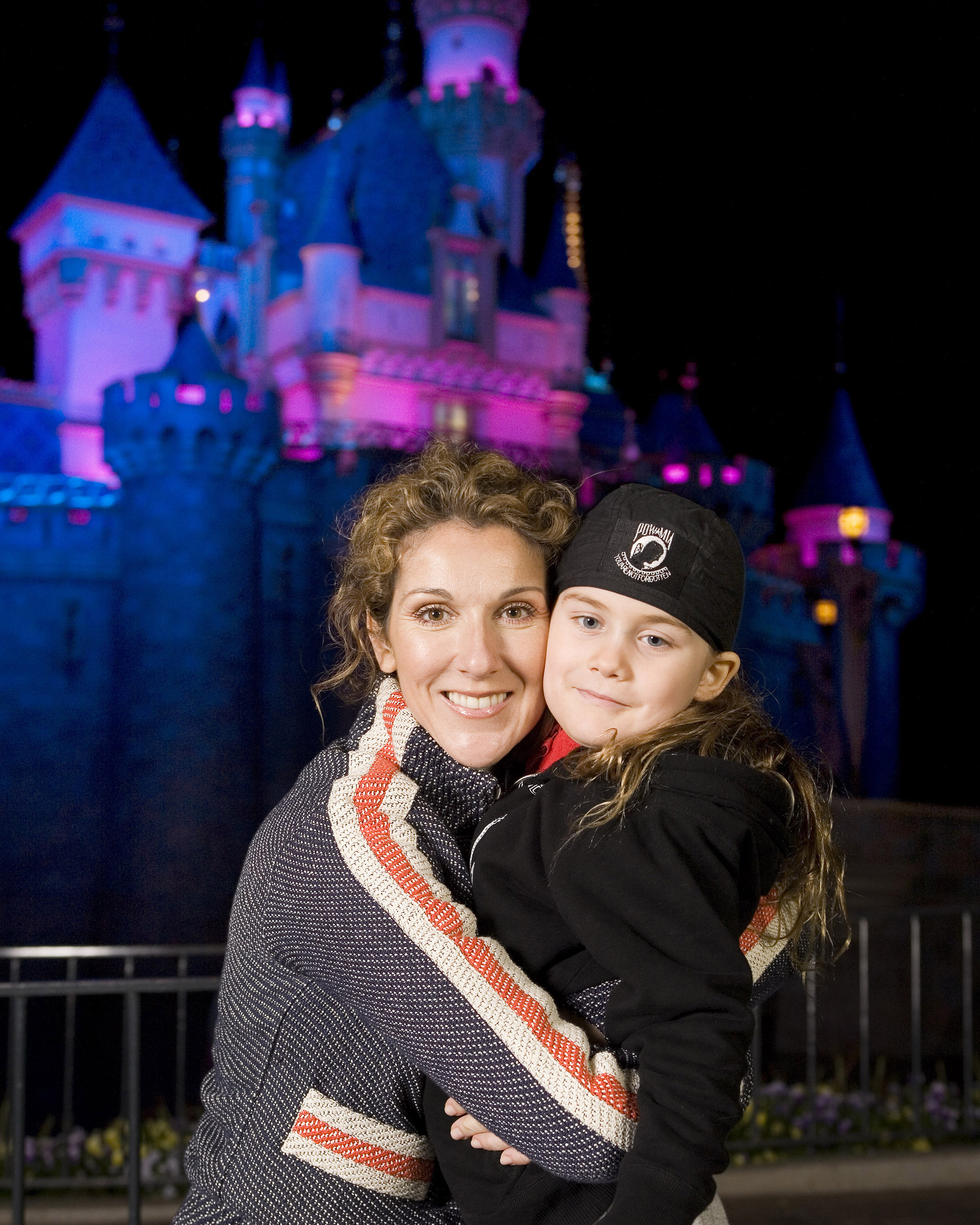 Celine Dion und Rene-Charles vor dem Dornröschenschloss im Disneyland am 21. März 2007 in Anaheim, Kalifornien. | Quelle: Getty Images