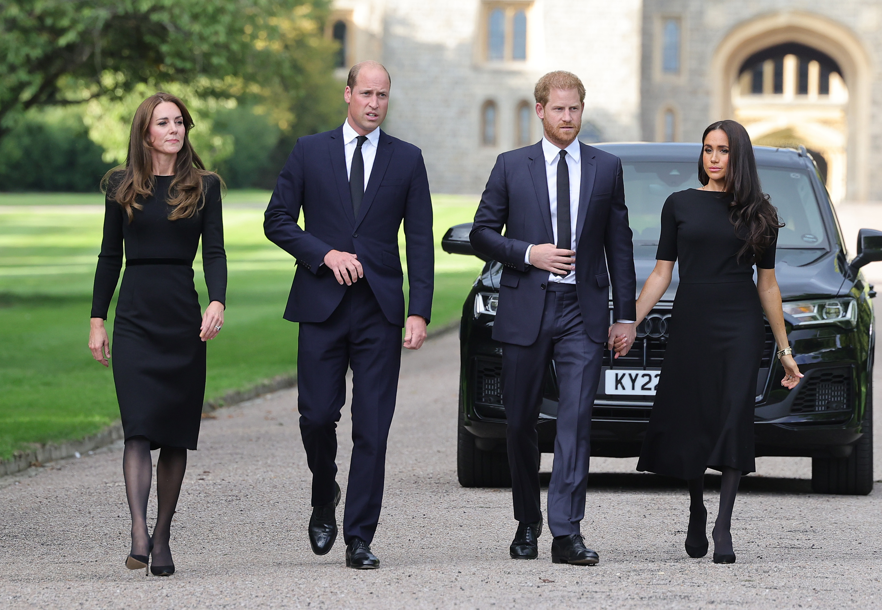 Prinzessin Catherine, Prinz William, Prinz Harry und Meghan Markle kommen am 10. September 2022 in Windsor, England, an, um sich die Blumen und Ehrungen für Königin Elisabeth anzusehen | Quelle: Getty Images