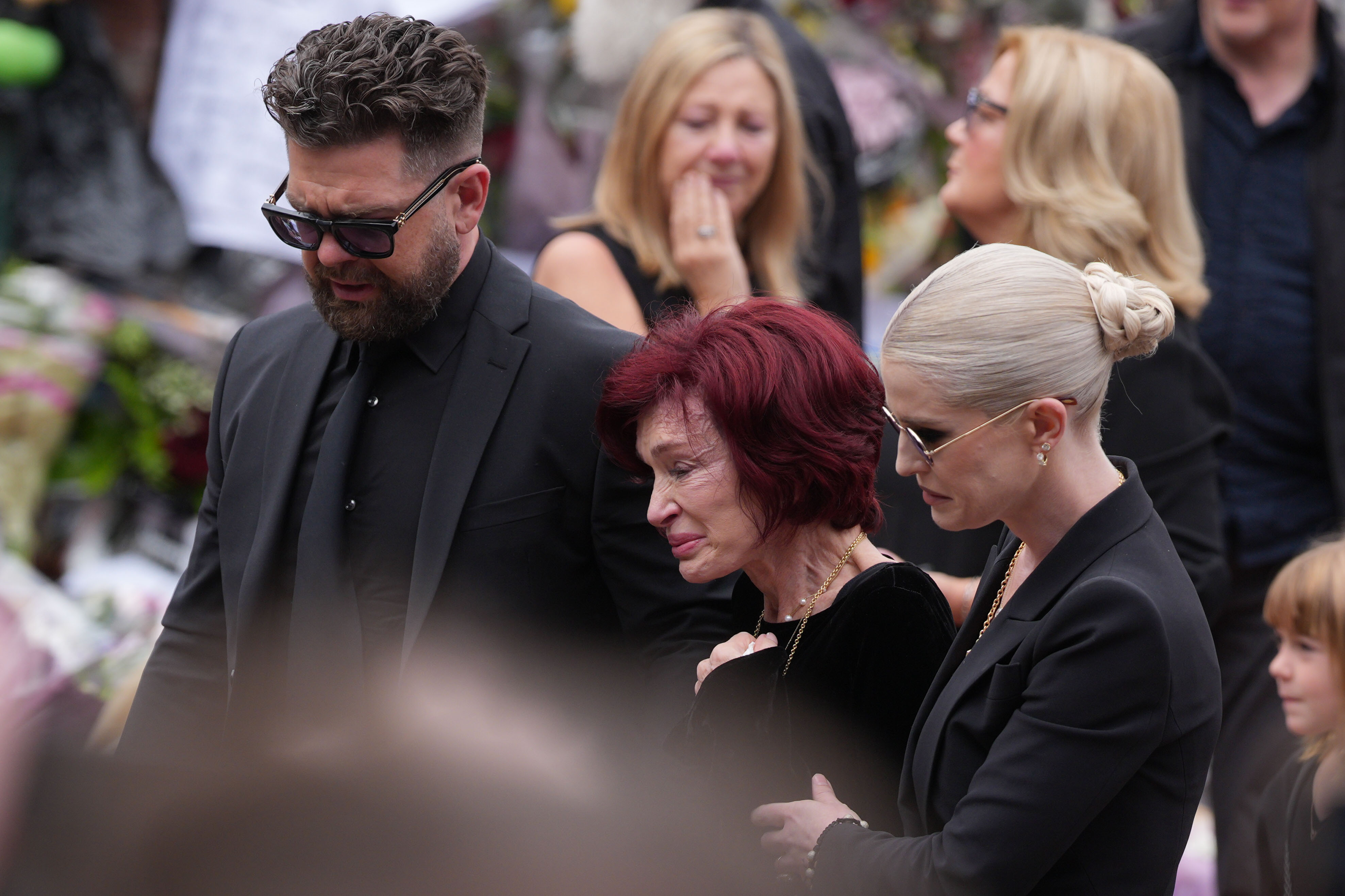 Jack, Sharon und Kelly Osbourne nehmen an der Trauerfeier für Ozzy Osbourne am 30. Juli 2025 in Birmingham, England, teil. | Quelle: Getty Images