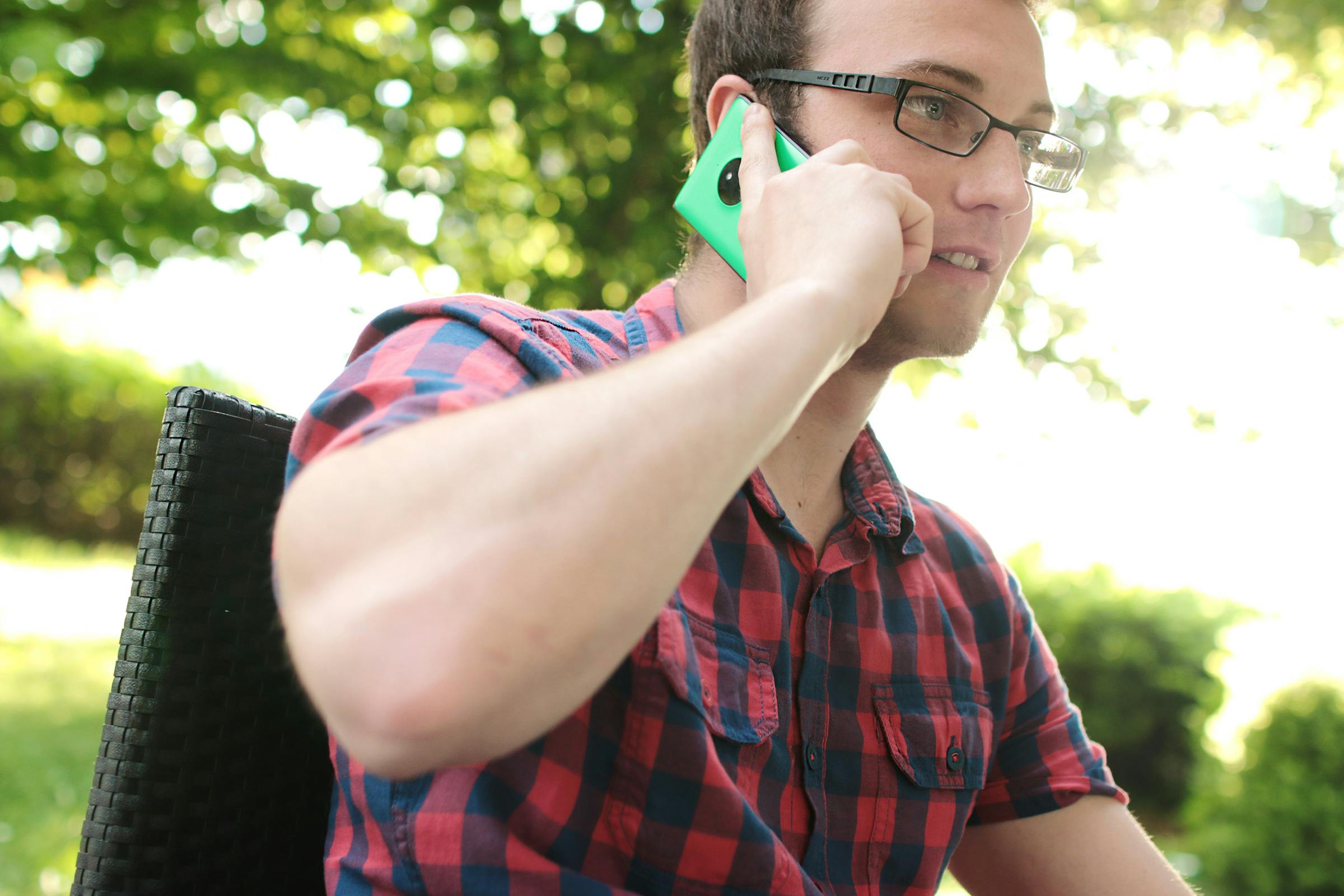 Ein Mann mit einem Telefon am Ohr | Quelle: Pexels