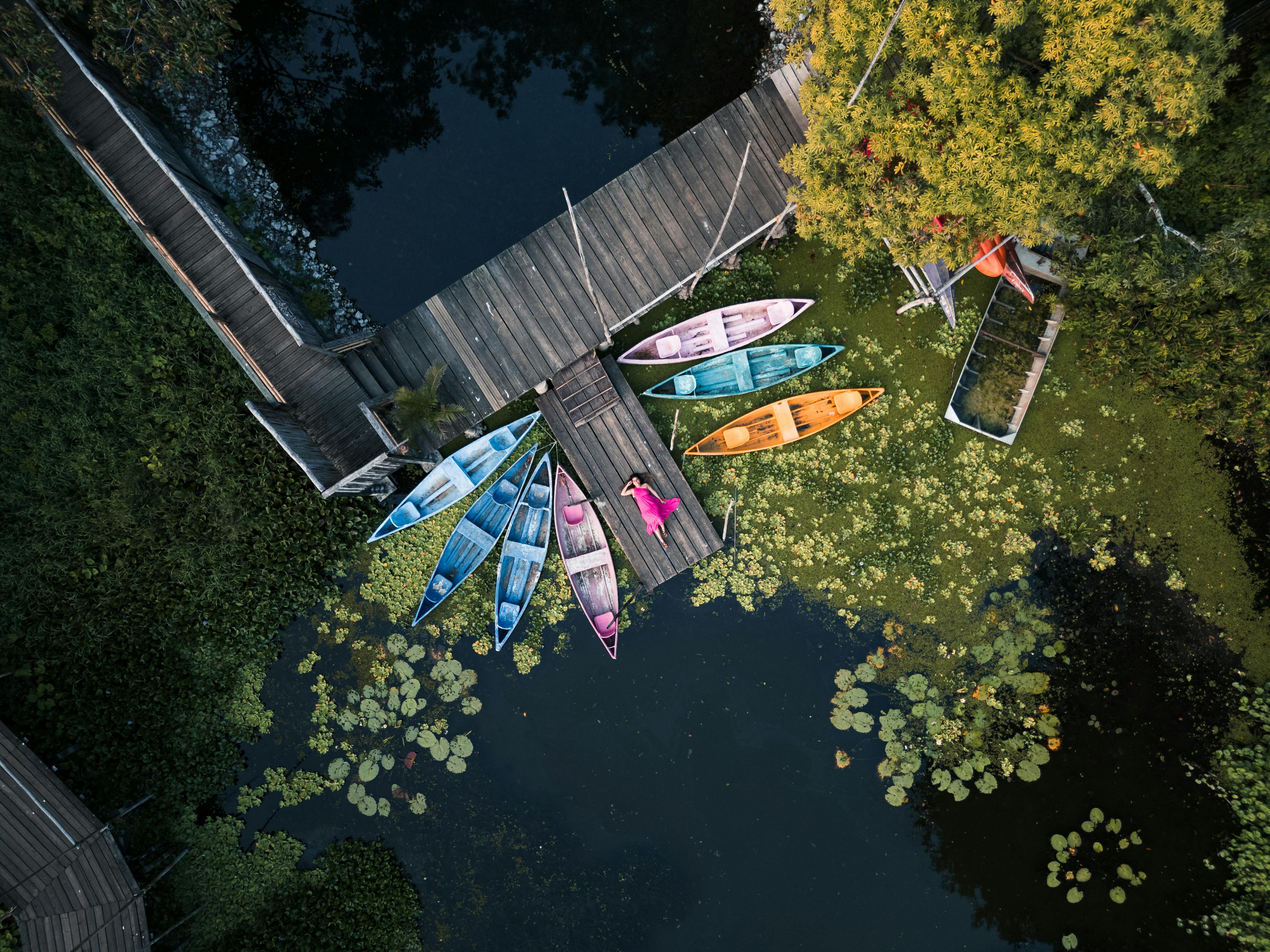 Ein Blick aus der Luft auf einen wunderschönen See | Quelle: Pexels