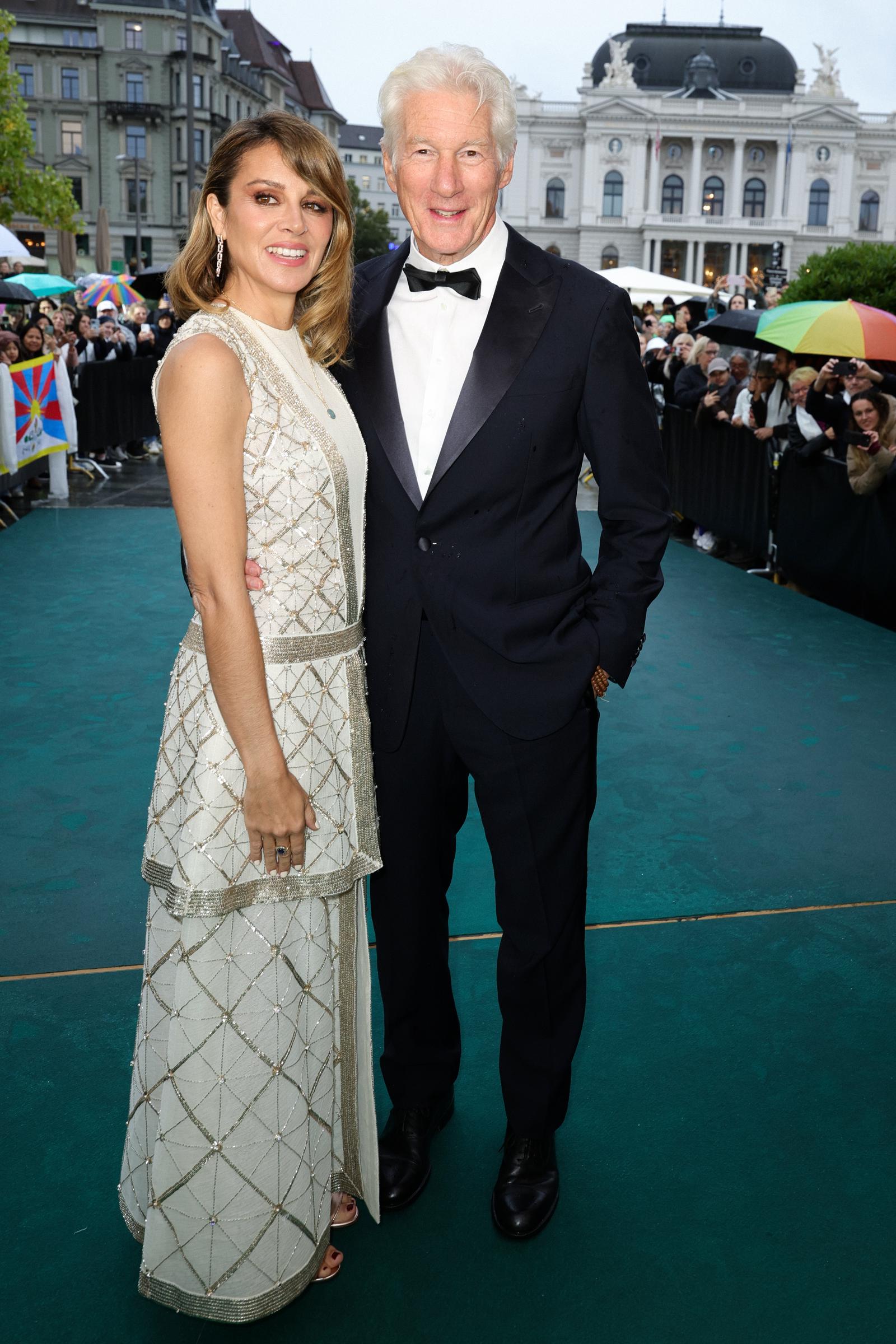 Alejandra Silva und Richard Gere in Zürich, Schweiz | Quelle: Getty Images