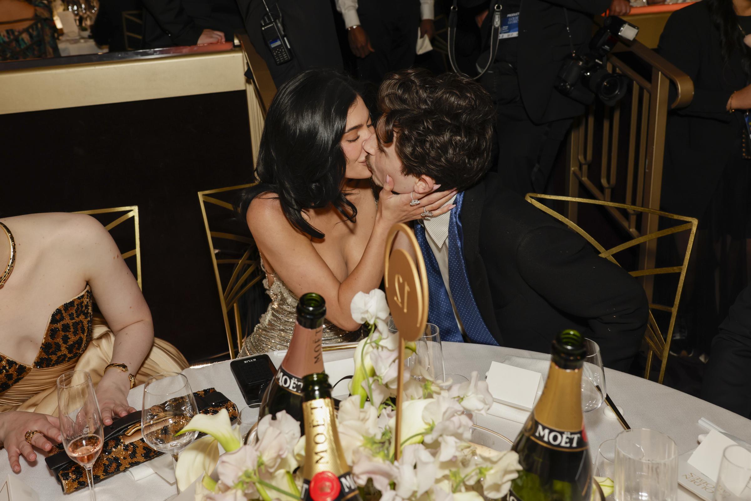 Kylie Jenner und Timothée Chalamet besuchen die 82. Annual Golden Globe Awards im The Beverly Hilton in Beverly Hills, Kalifornien, am 5. Januar 2025 | Quelle: Getty Images