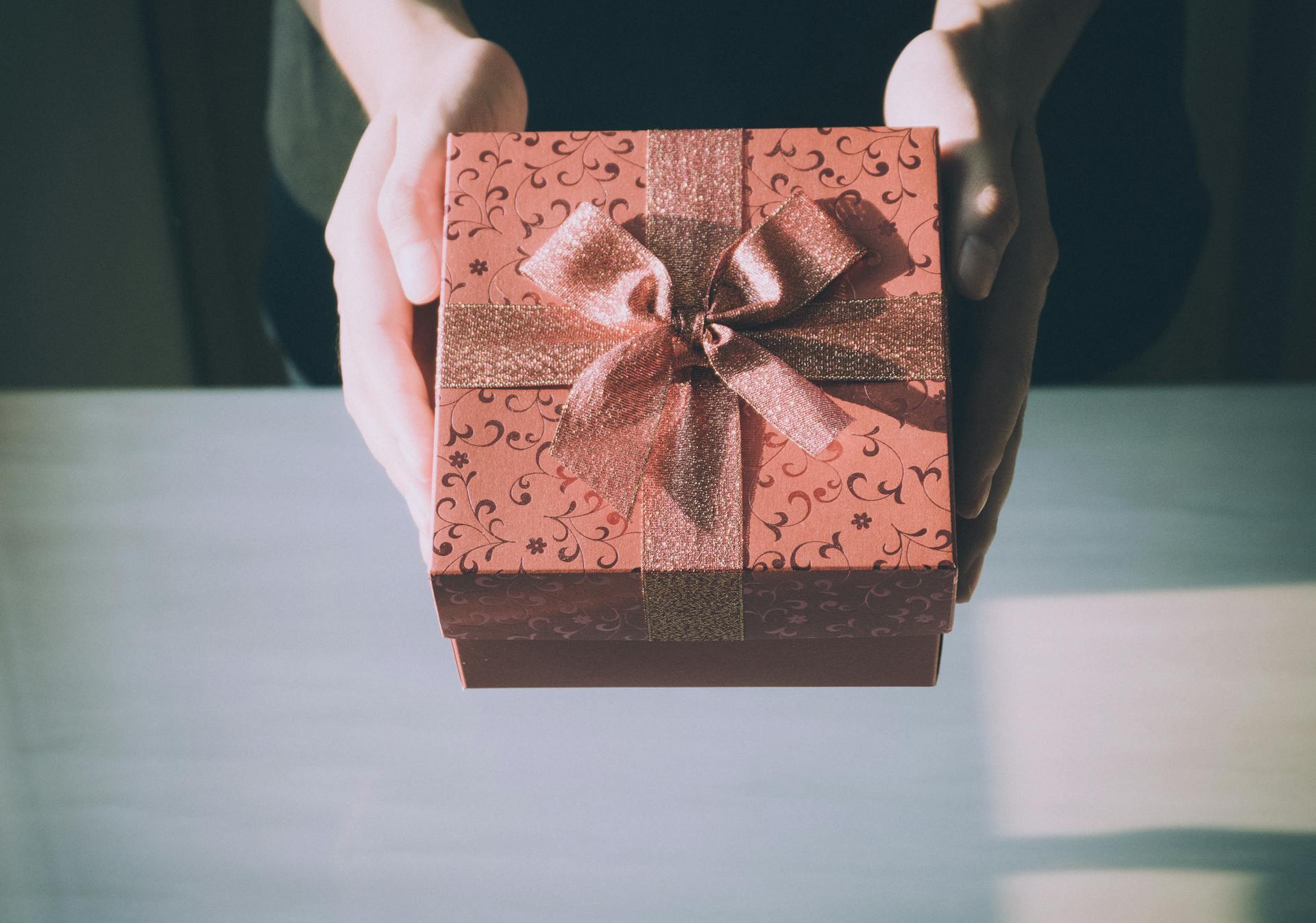 Eine Person hält eine Geschenkbox | Quelle: Pexels