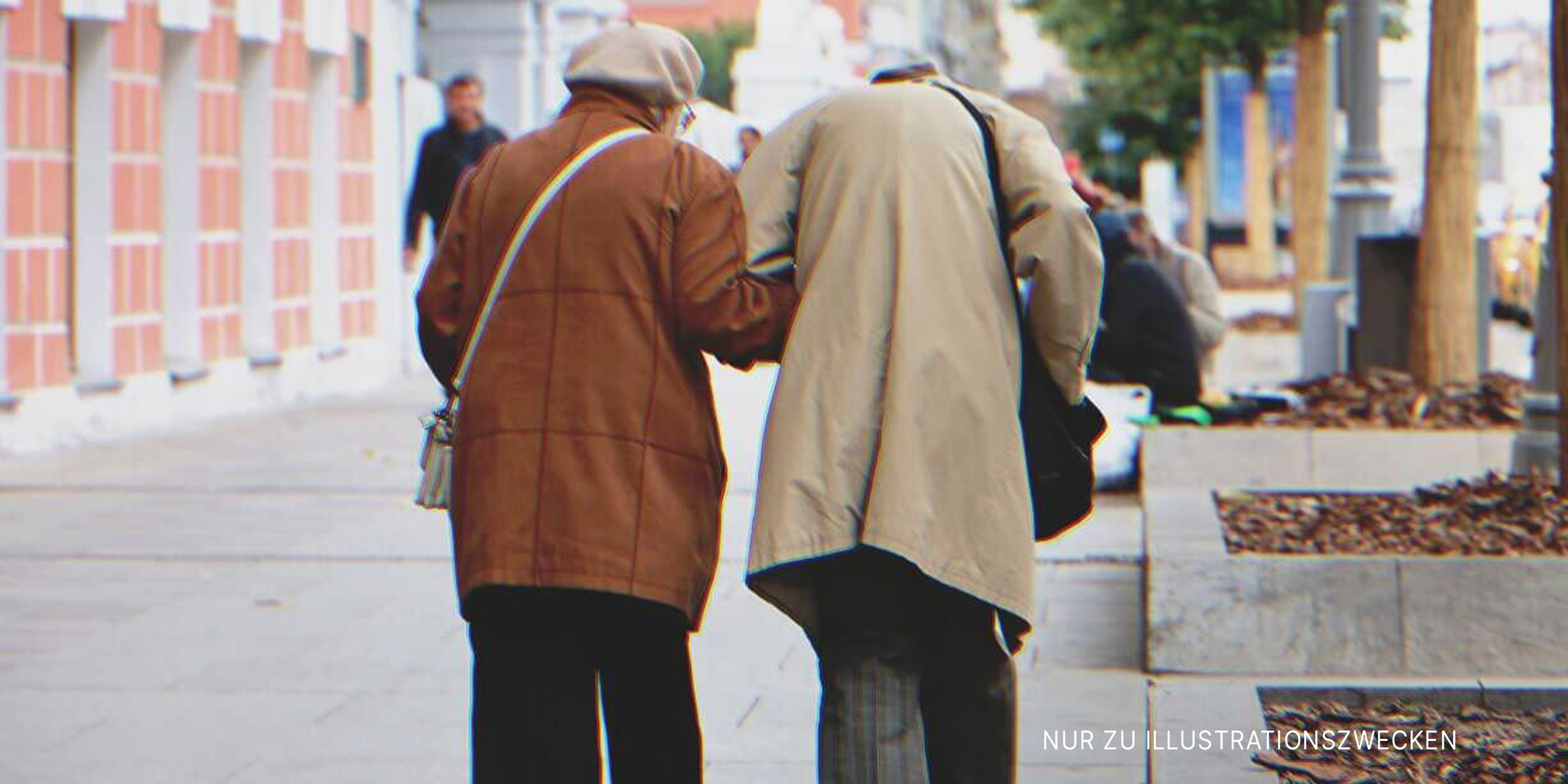 Älteres Paar geht Hand in Hand | Quelle: Shutterstock