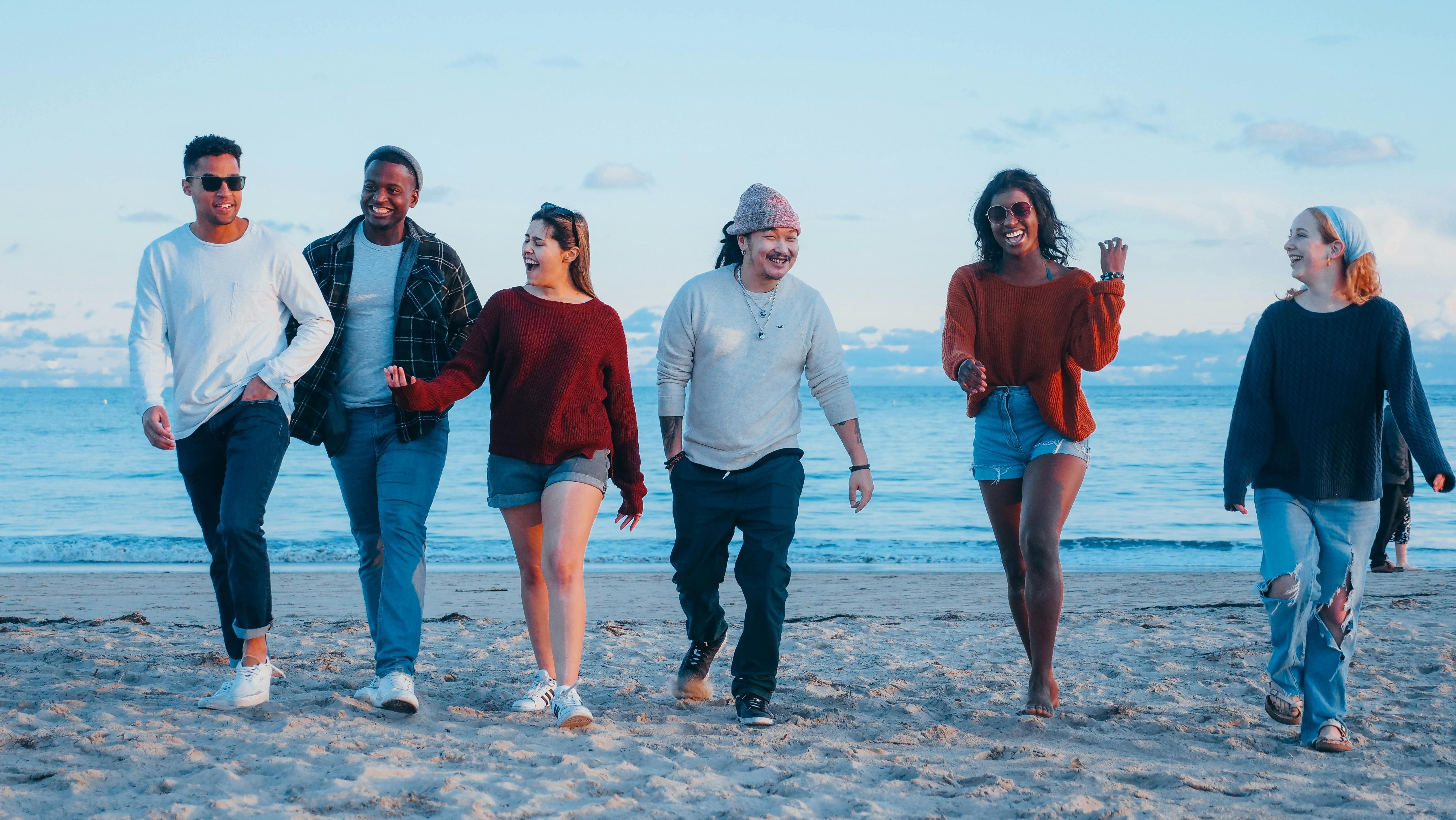 Eine Gruppe von Freunden beim Spaziergang am Strand | Quelle: Pexels