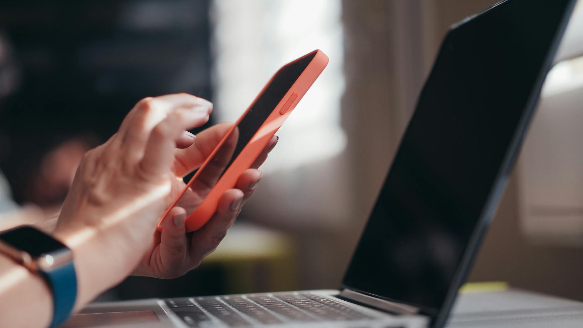 Eine Frau, die ihr Telefon benutzt | Quelle: Pexels