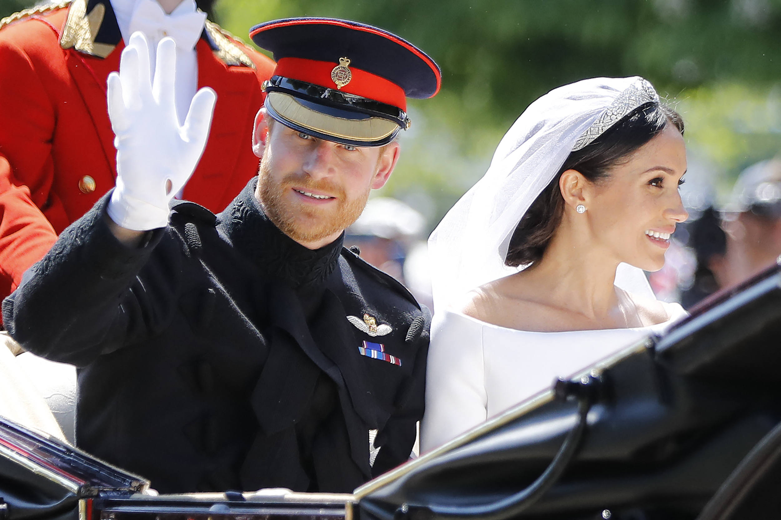 Prinz Harry und Meghan Markle während ihrer Kutschenprozession auf dem Long Walk am 19. Mai 2018 in Windsor, England. | Quelle: Getty Images