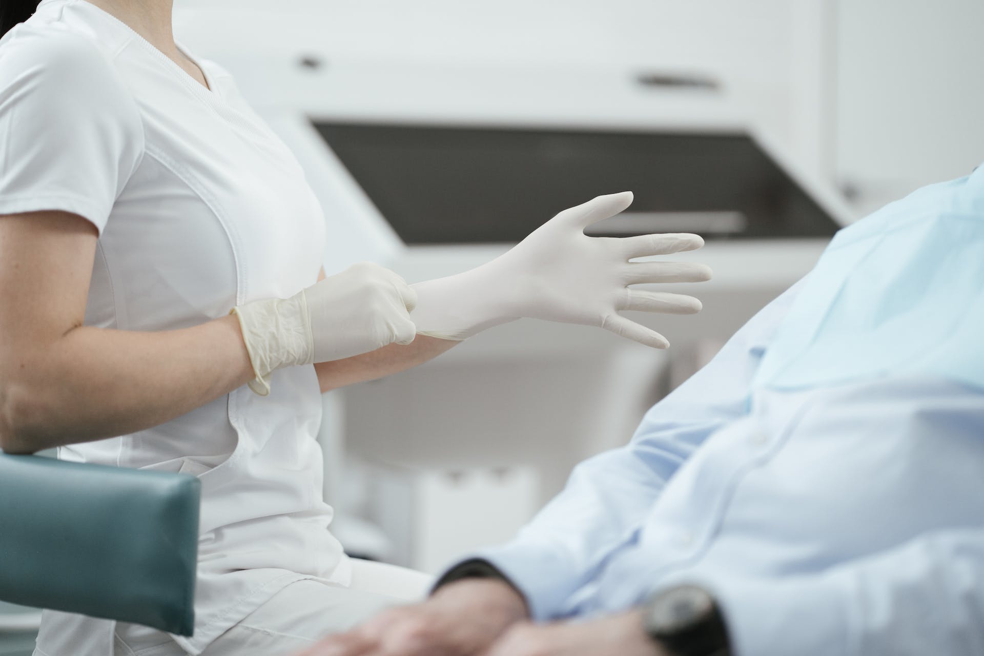 Arzt sitzt nahe beim Patienten | Quelle: Pexels