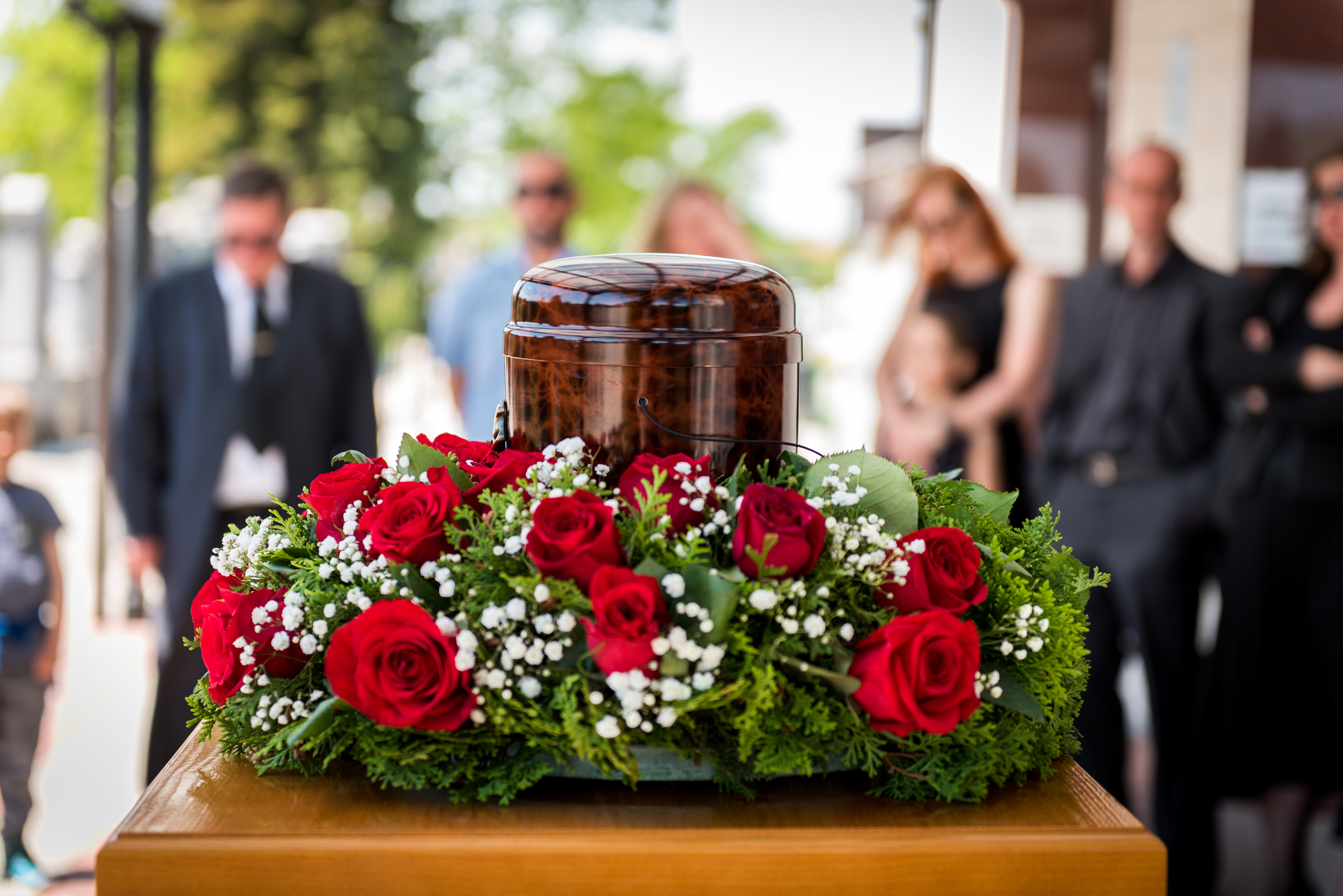 Menschen, die an einer Beerdigung teilnehmen | Quelle: Shutterstock