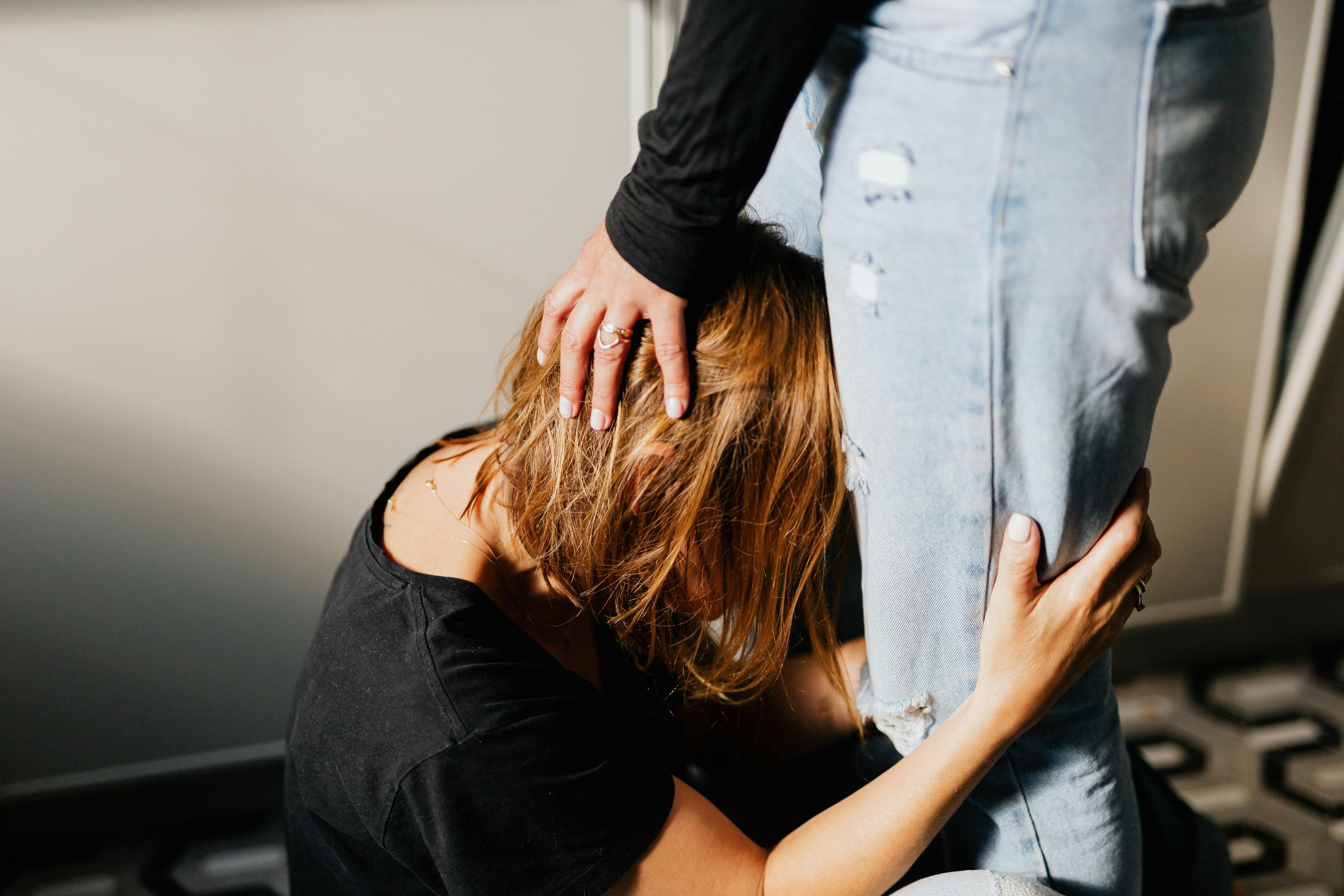 Eine weinende Person auf dem Boden | Quelle: Pexels