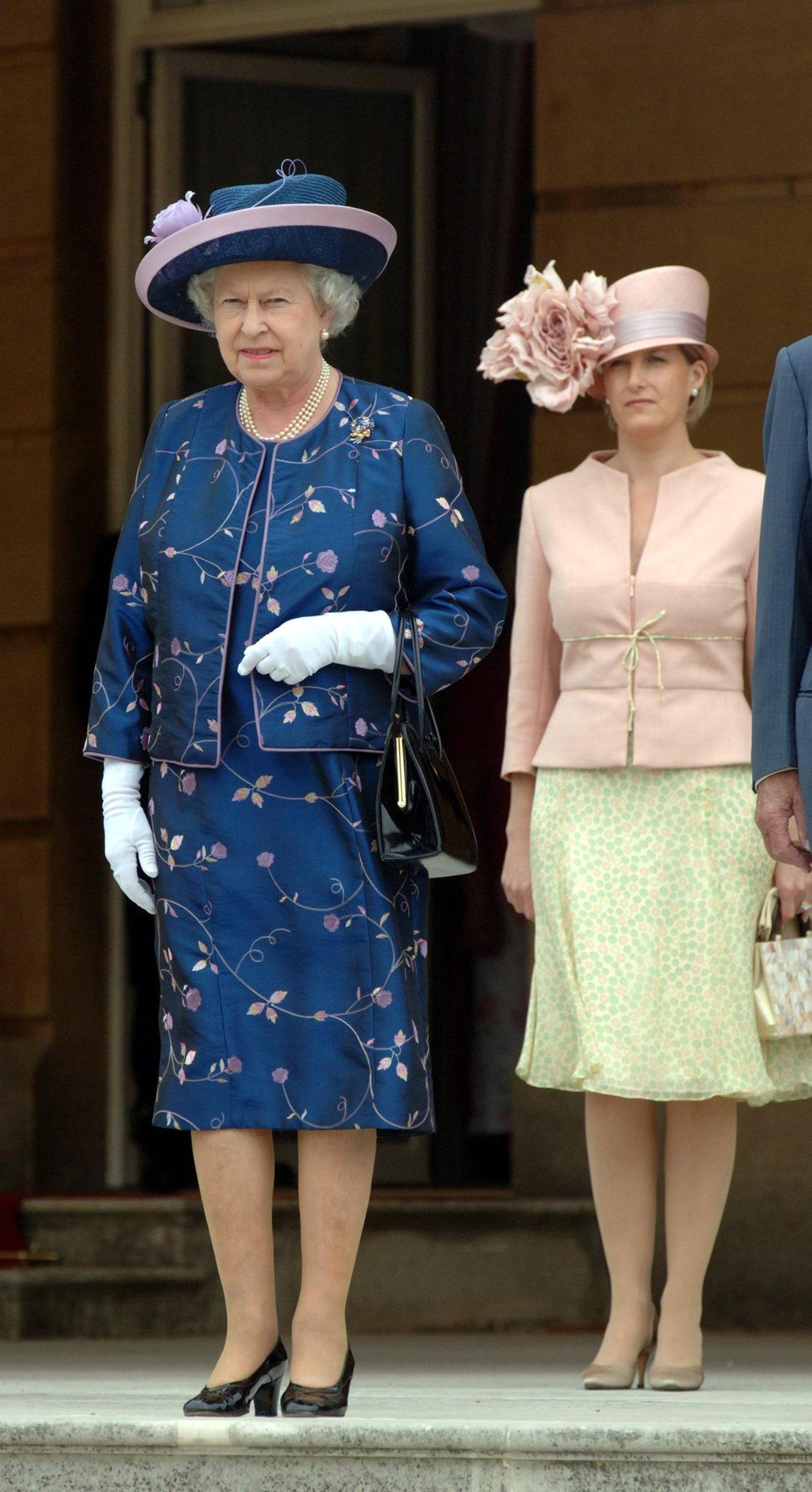 Königin Elizabeth II. und Sophie, Gräfin von Wessex, nehmen am 13. Juli 2006 an einer königlichen Gartenparty anlässlich des 50-jährigen Bestehens des Duke of Edinburgh's Award teil | Quelle: Getty Images 